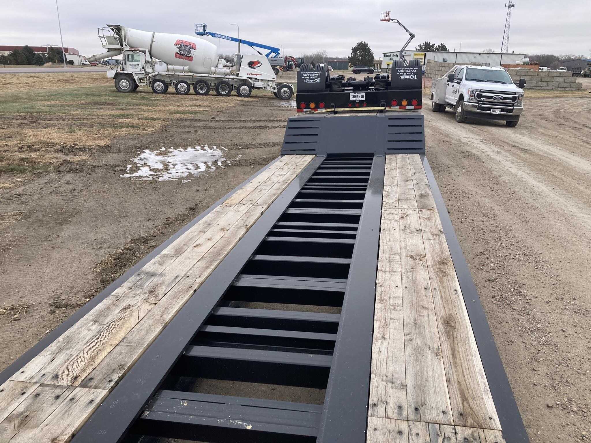 2023 Kaufman 35 ton ag trailer
