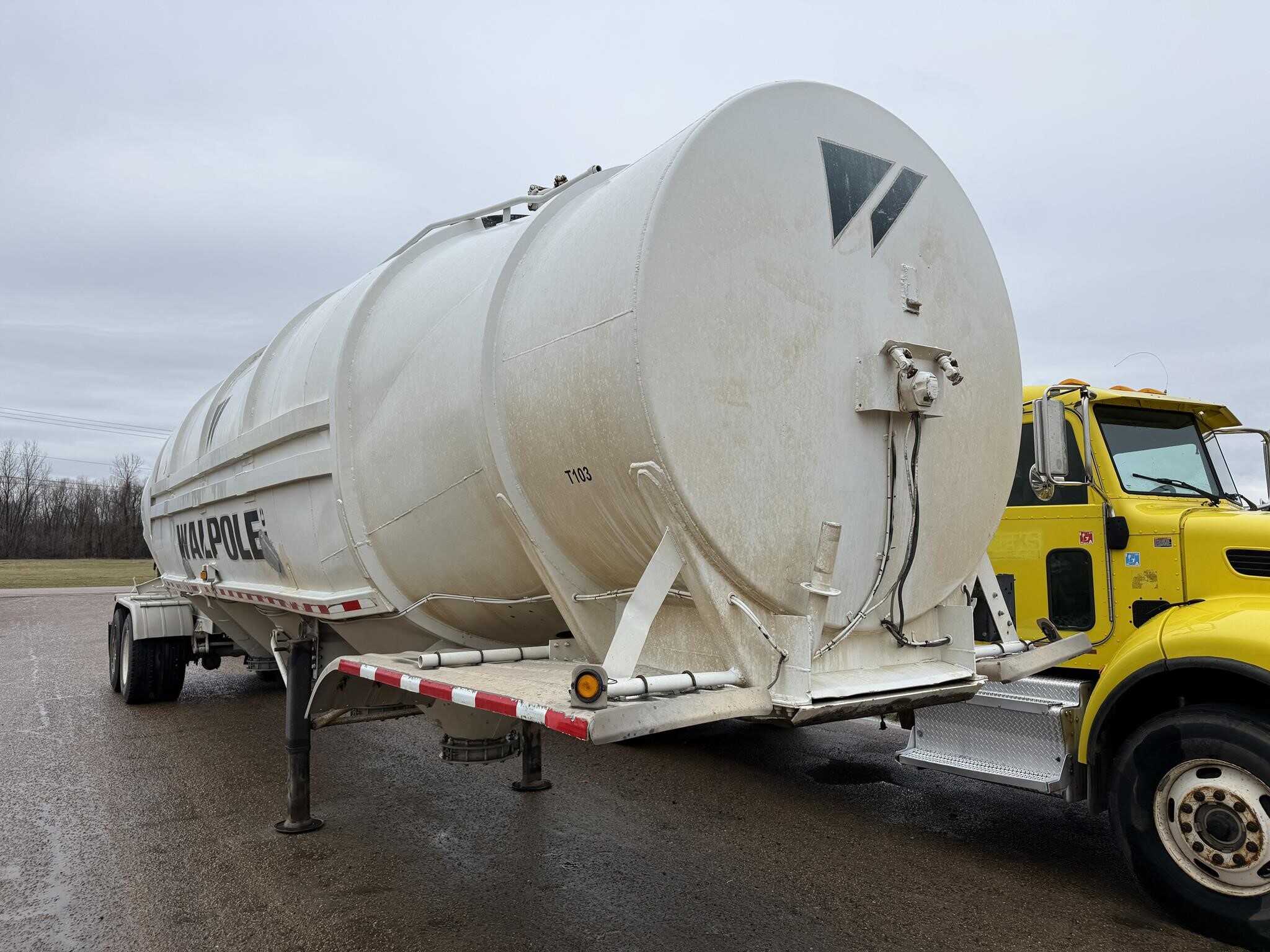 1984 Heil 1500 cube dry tank