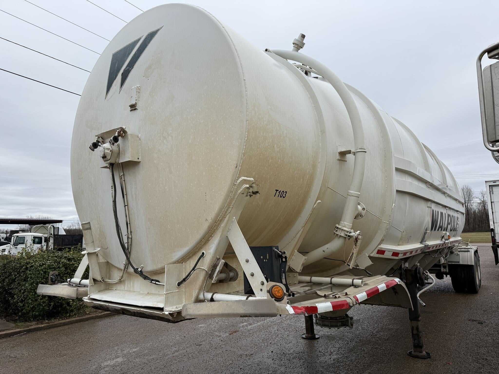 1984 Heil 1500 cube dry tank