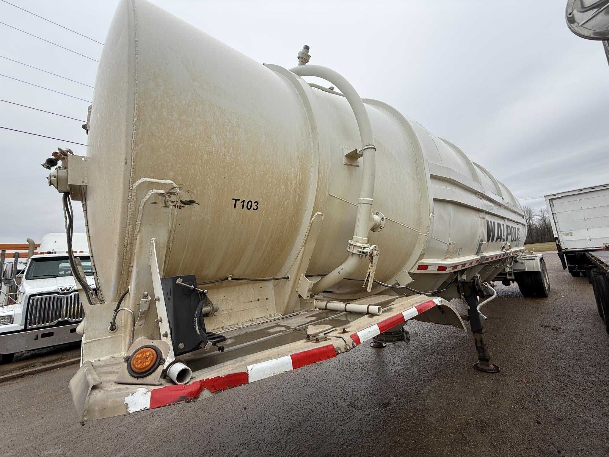 1984 Heil 1500 cube dry tank