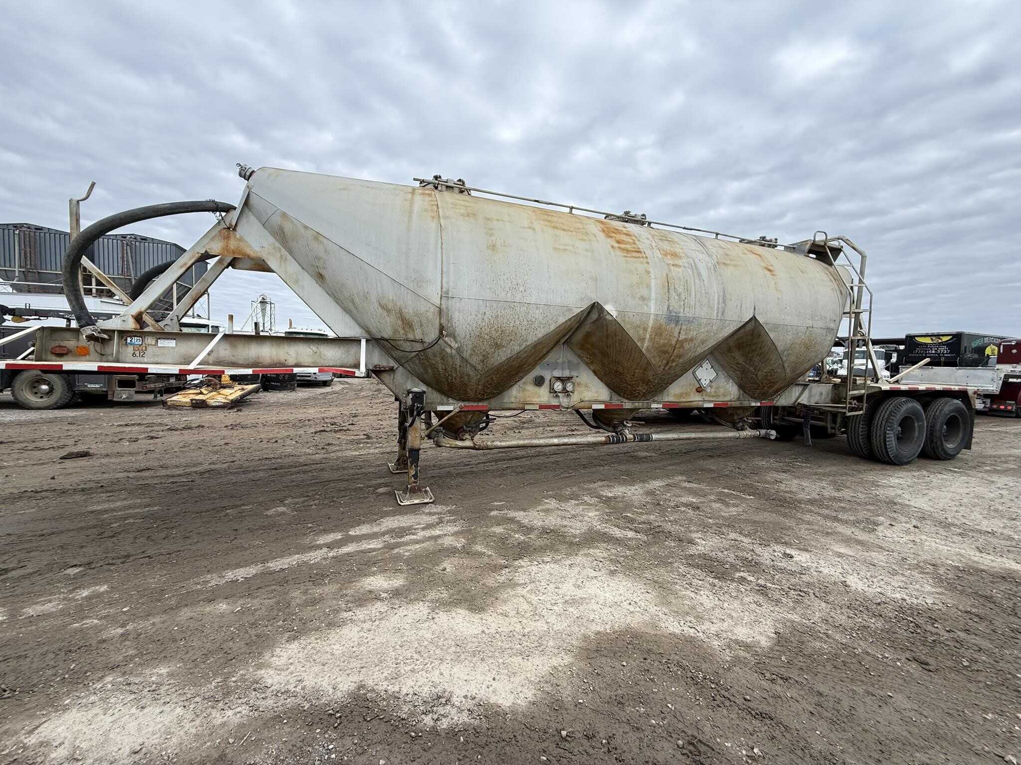 1973 Fruehauf 1050 cube tank