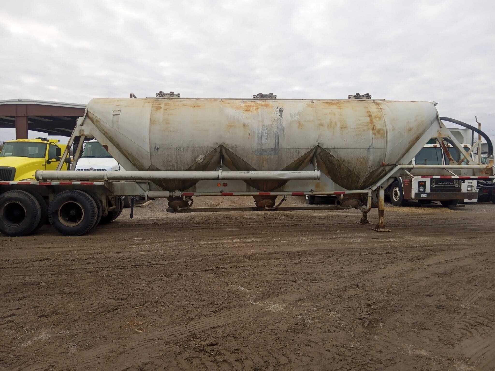 1973 Fruehauf 1050 cube tank