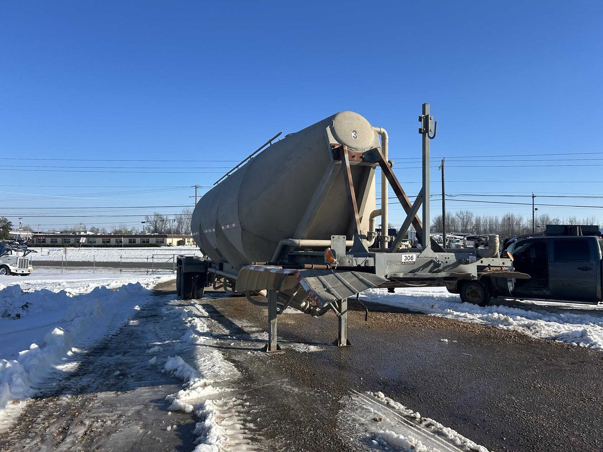 1984 Fruehauf 1000 cube pnuematic tank