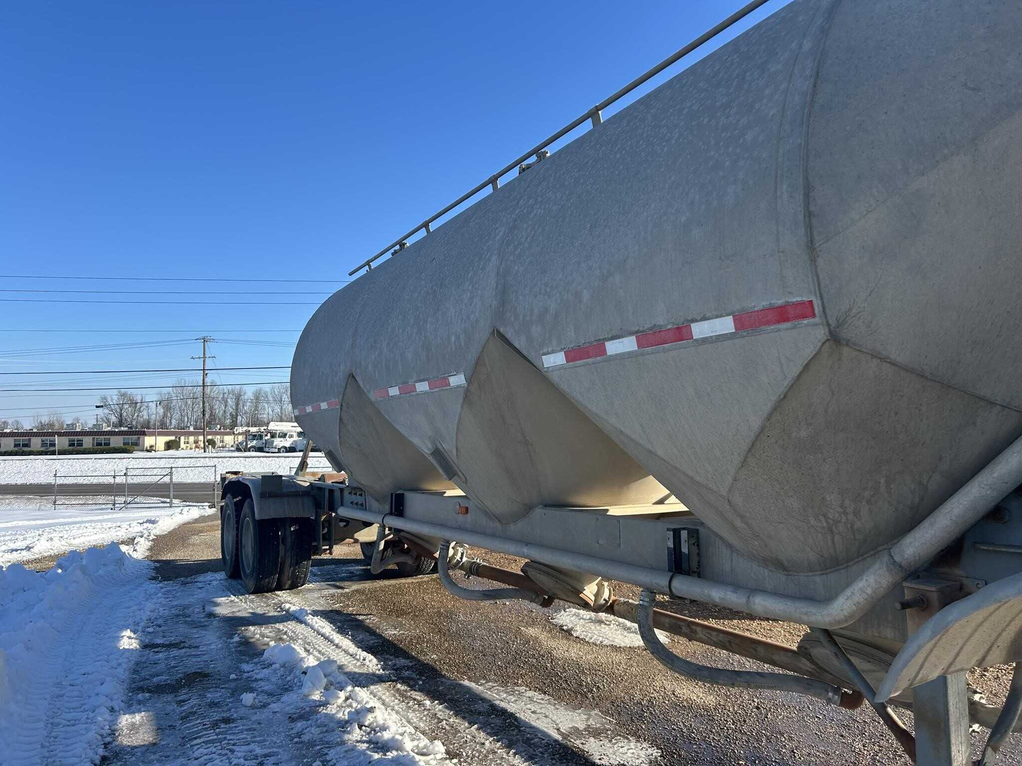 1984 Fruehauf 1000 cube pnuematic tank