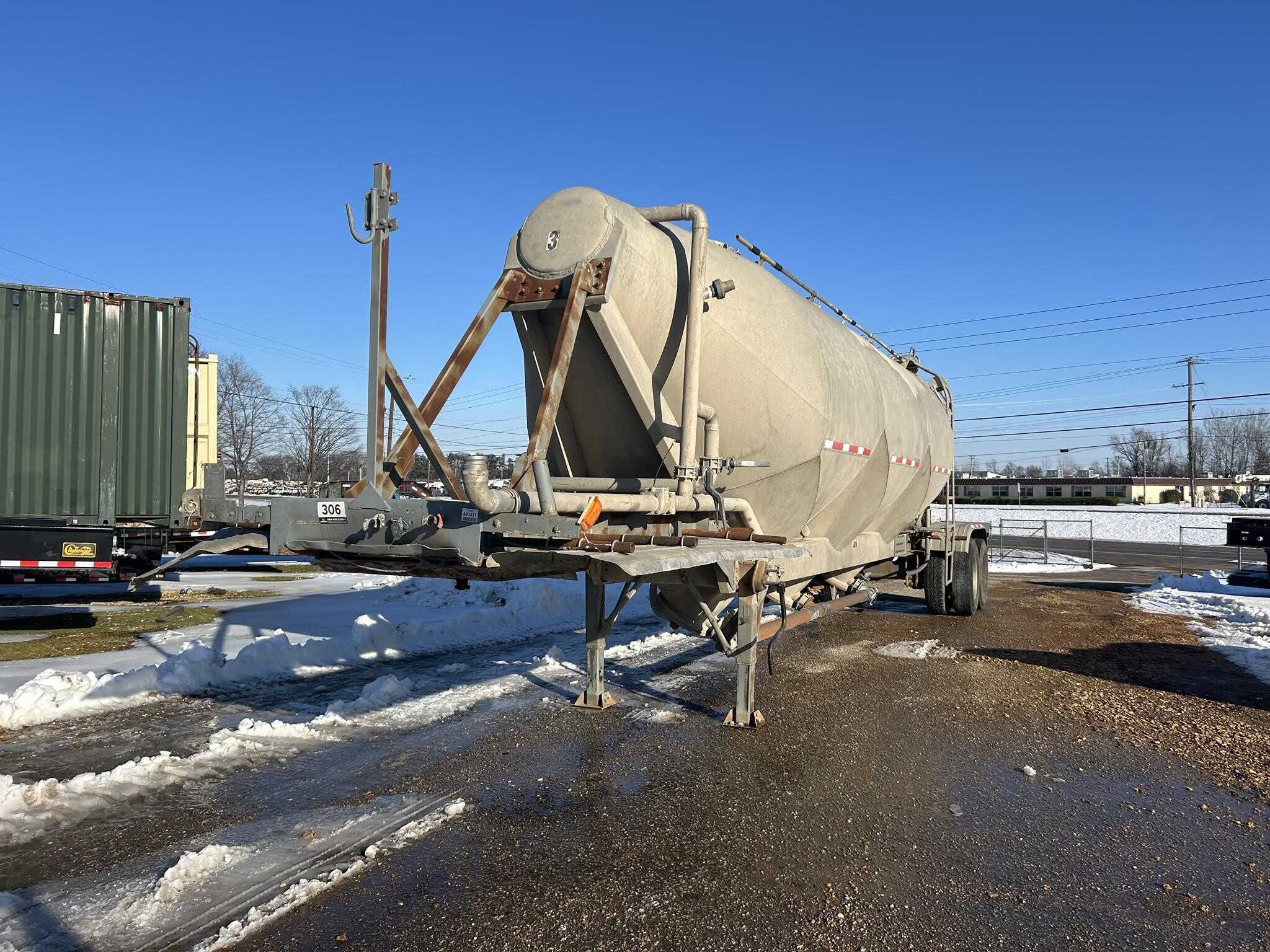 1984 Fruehauf 1000 cube pnuematic tank