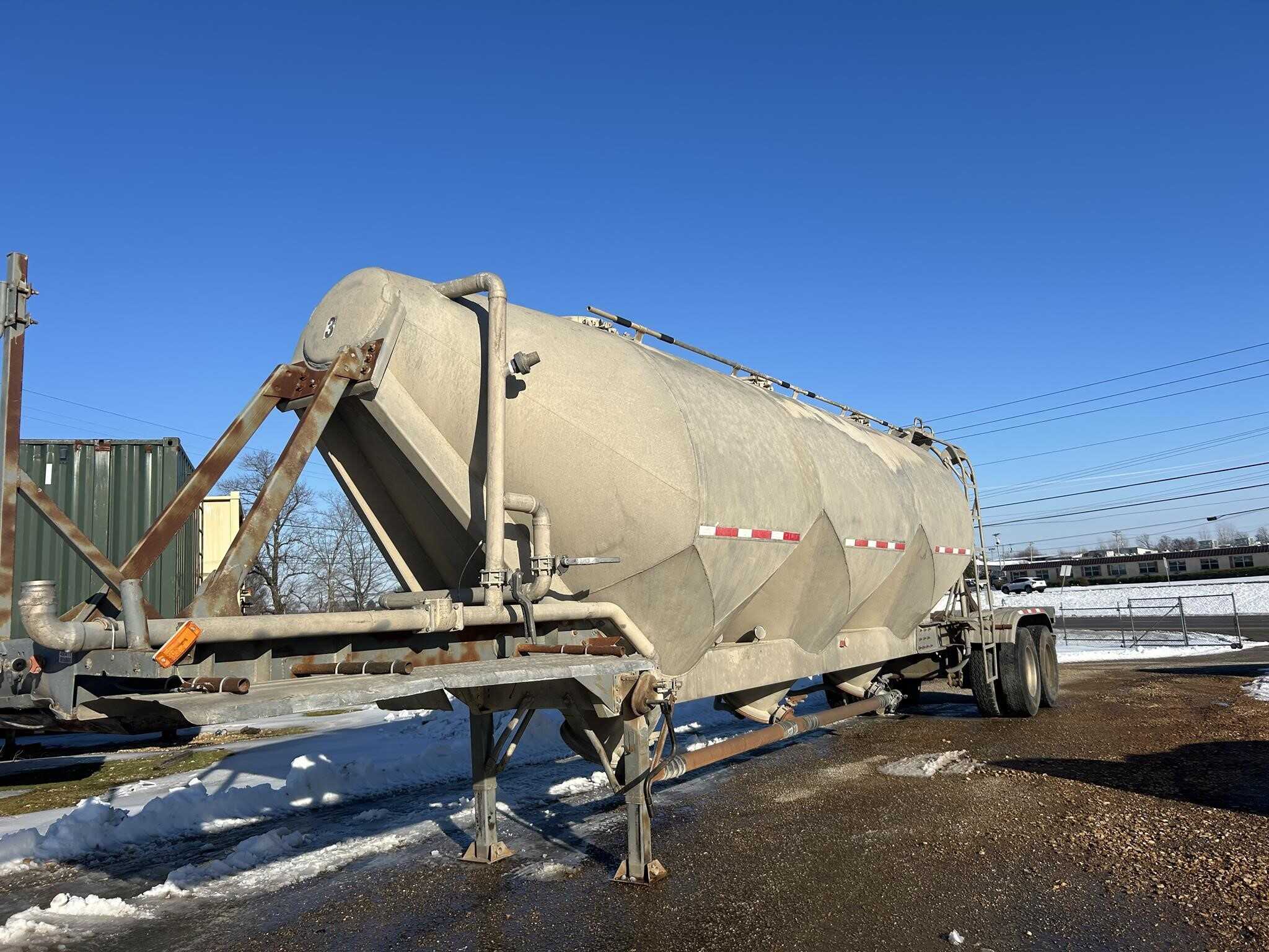 1984 Fruehauf 1000 cube pnuematic tank