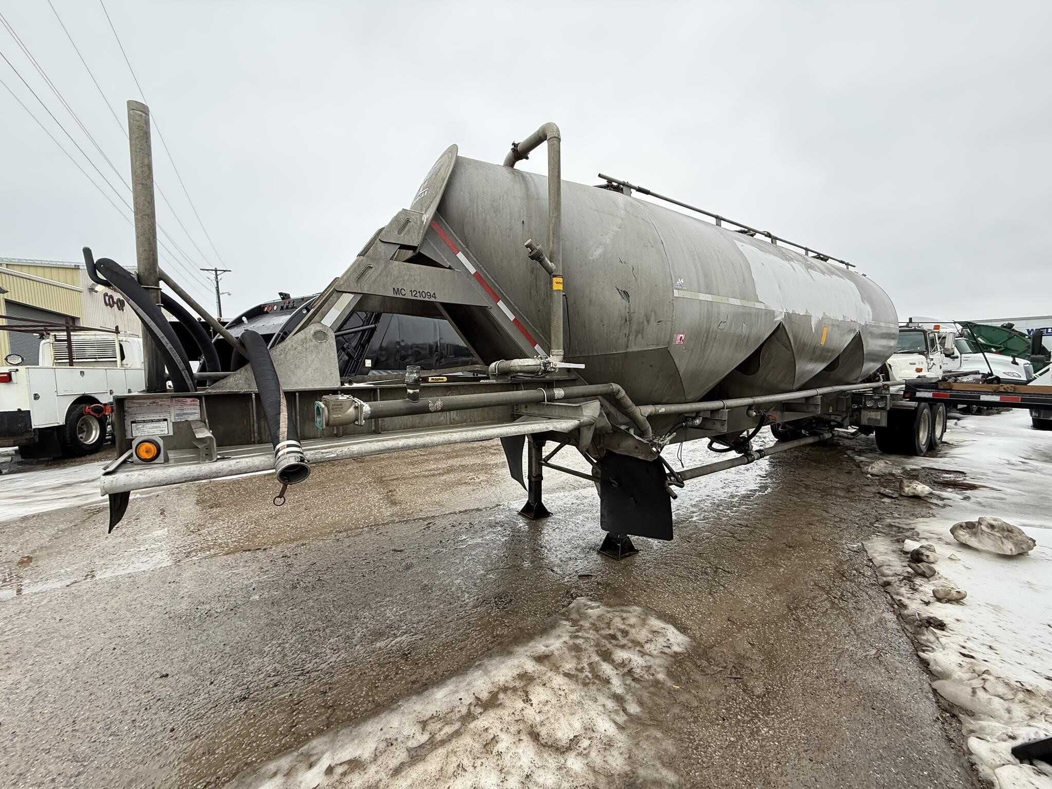 2005 Tremcar 1000 cube pnuematic tank