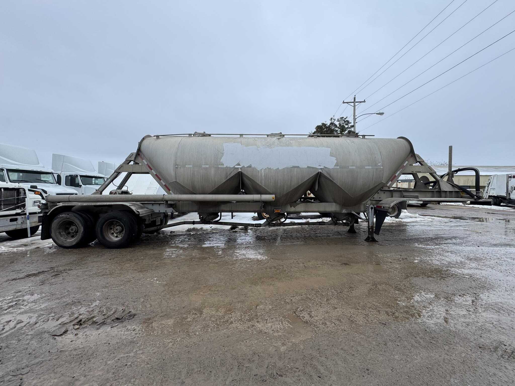2005 Tremcar 1000 cube pnuematic tank