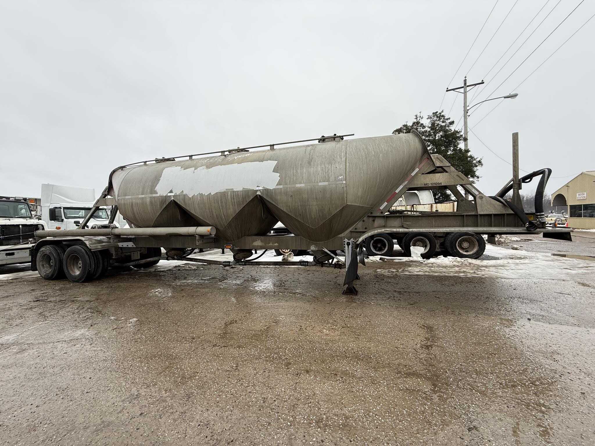 2005 Tremcar 1000 cube pnuematic tank