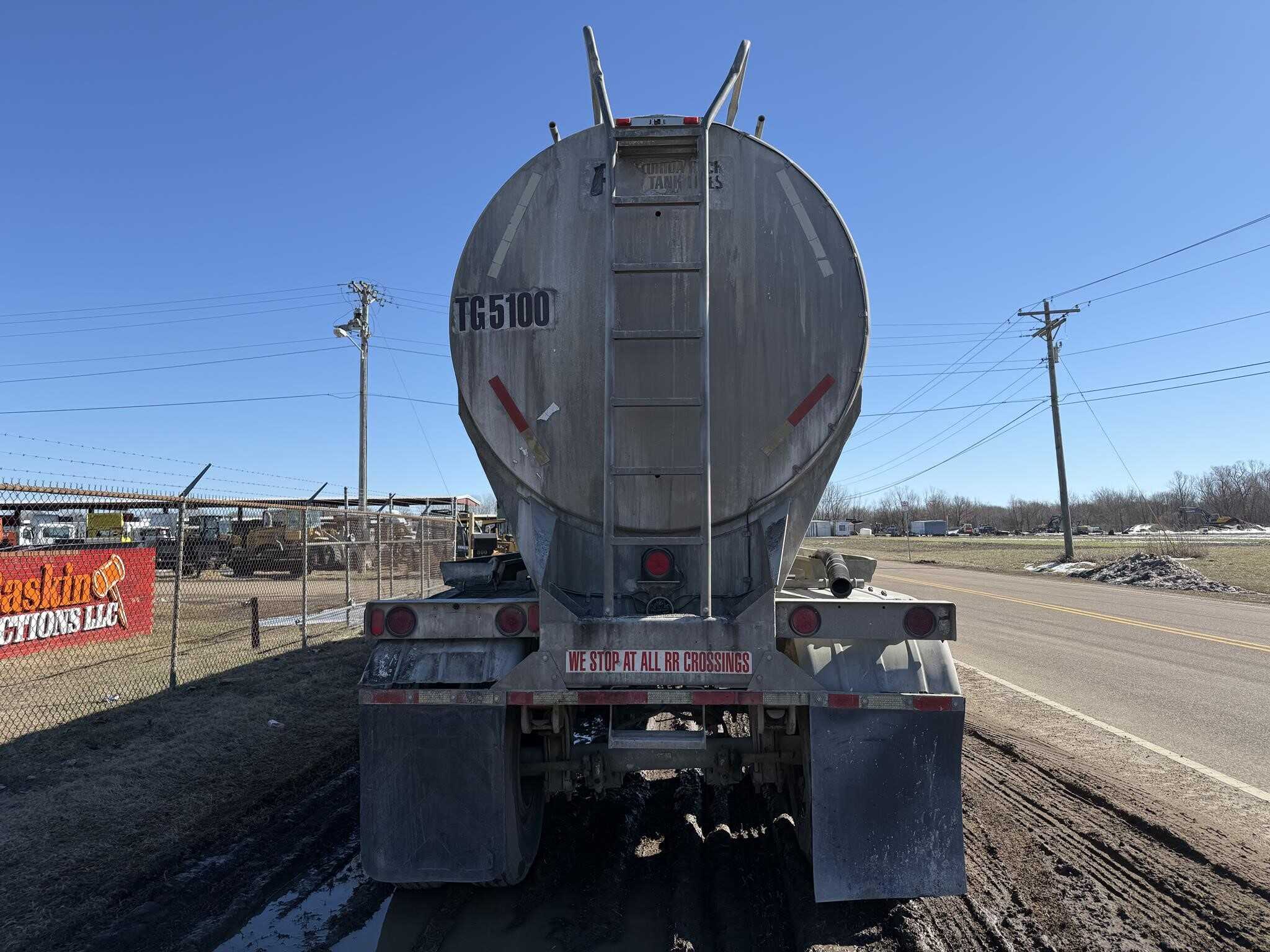 1995 Heil 1500 cube pnuematic tank