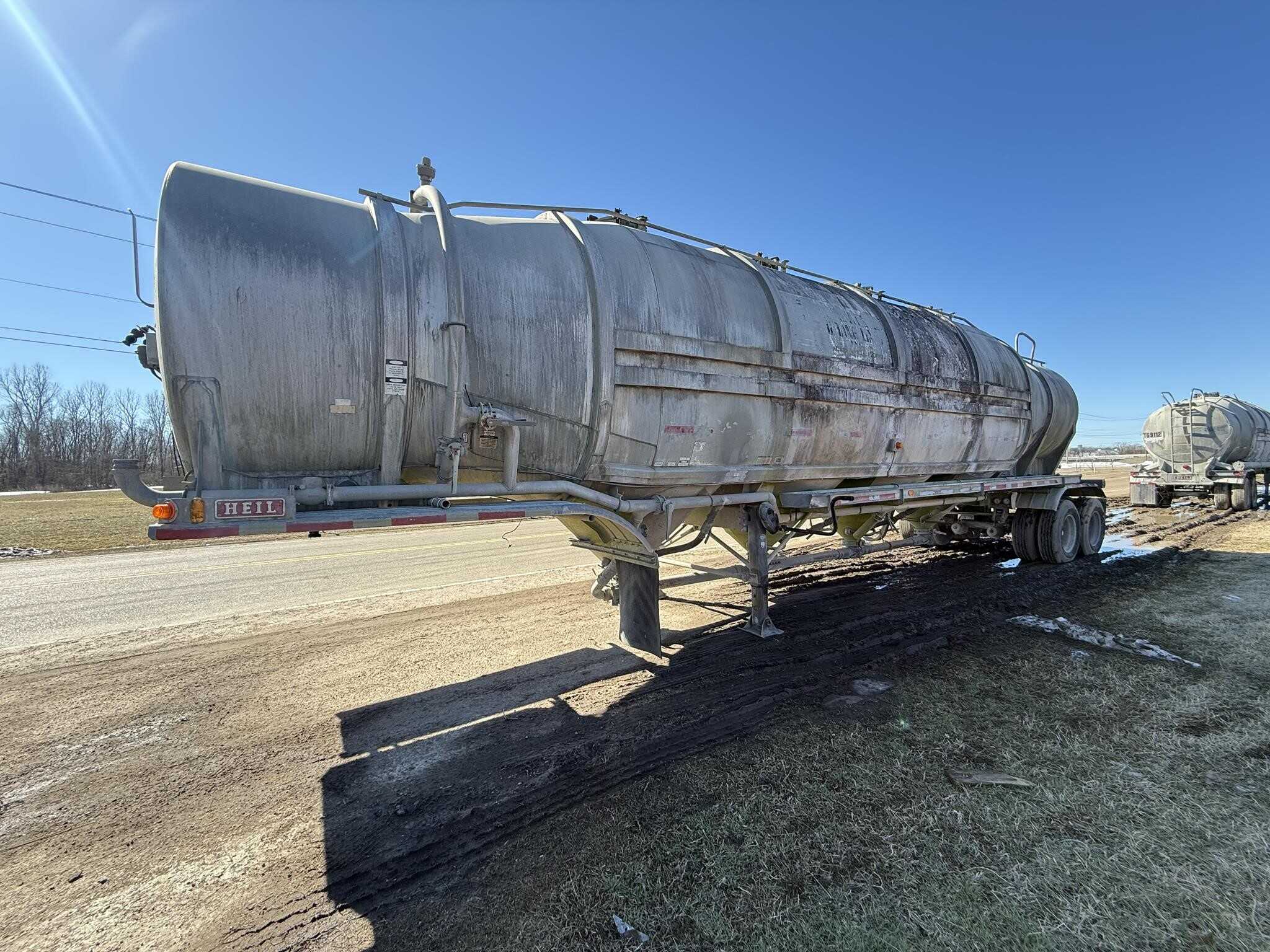 1995 Heil 1500 cube pnuematic tank