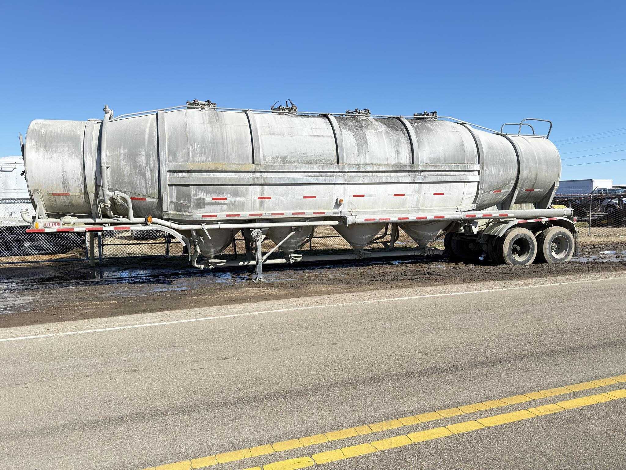 1988 Heil 1500 cube pnuematic tank
