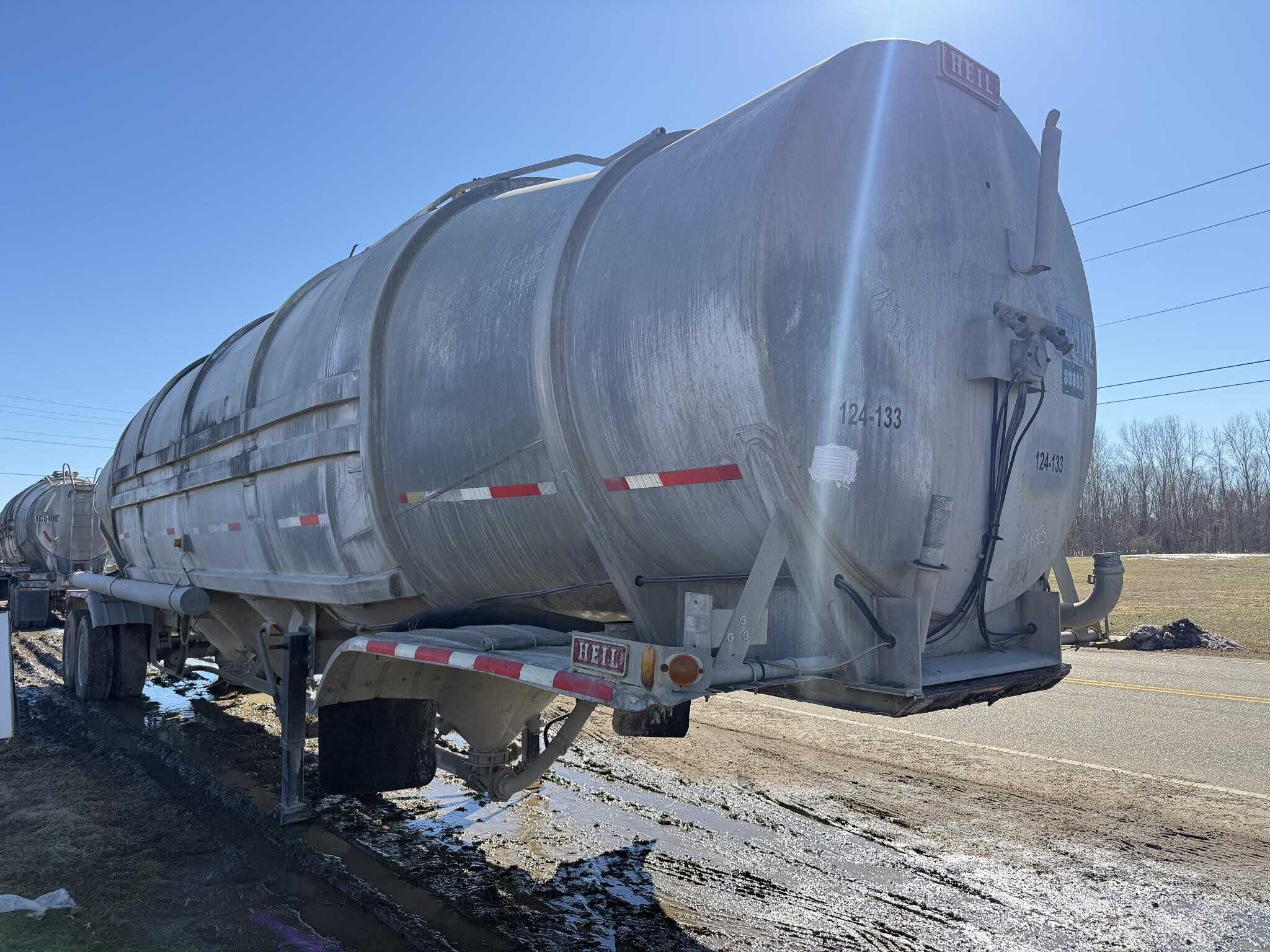 1988 Heil 1500 cube pnuematic tank