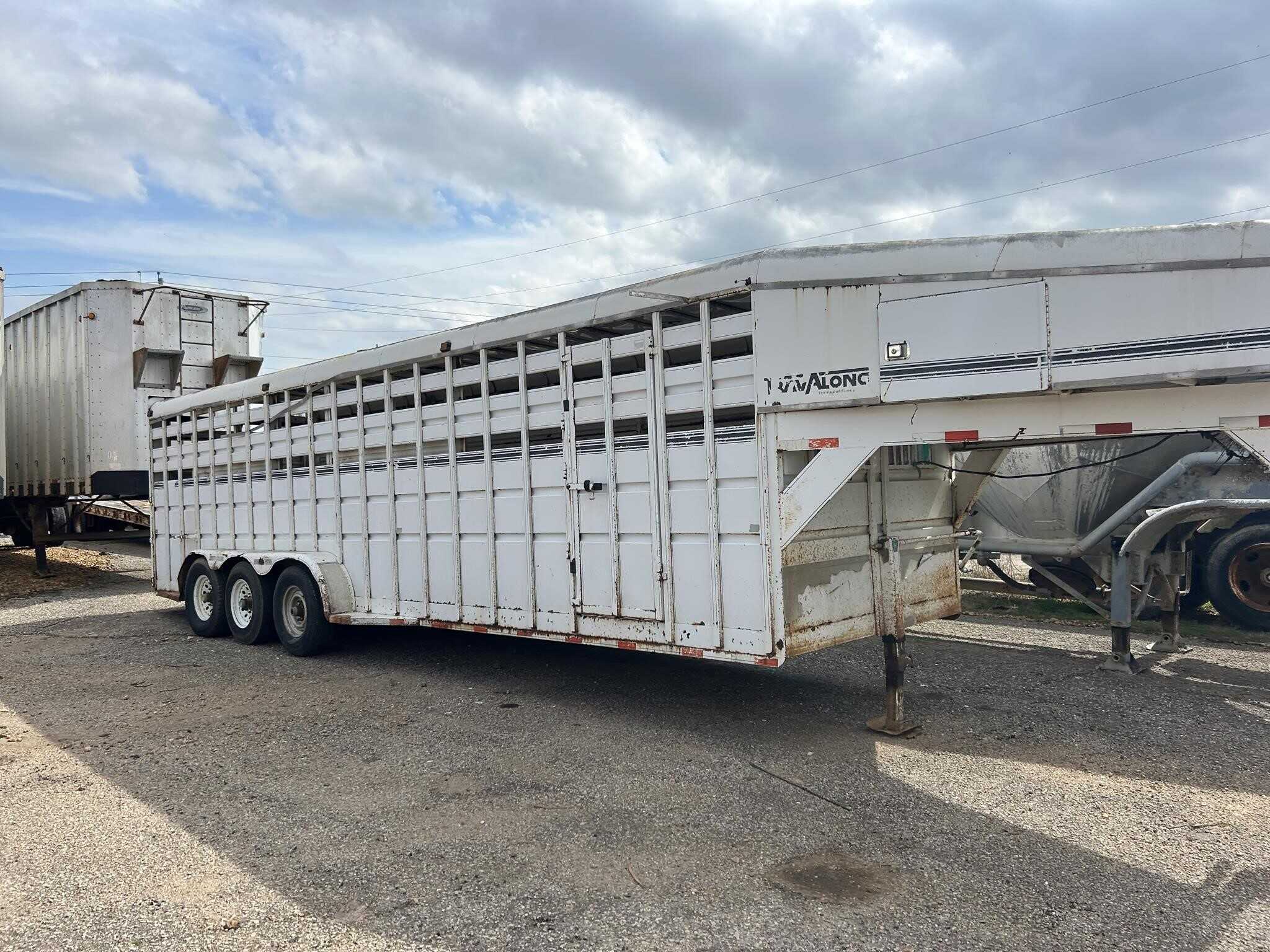 2005 Travalong 36 ft livestock