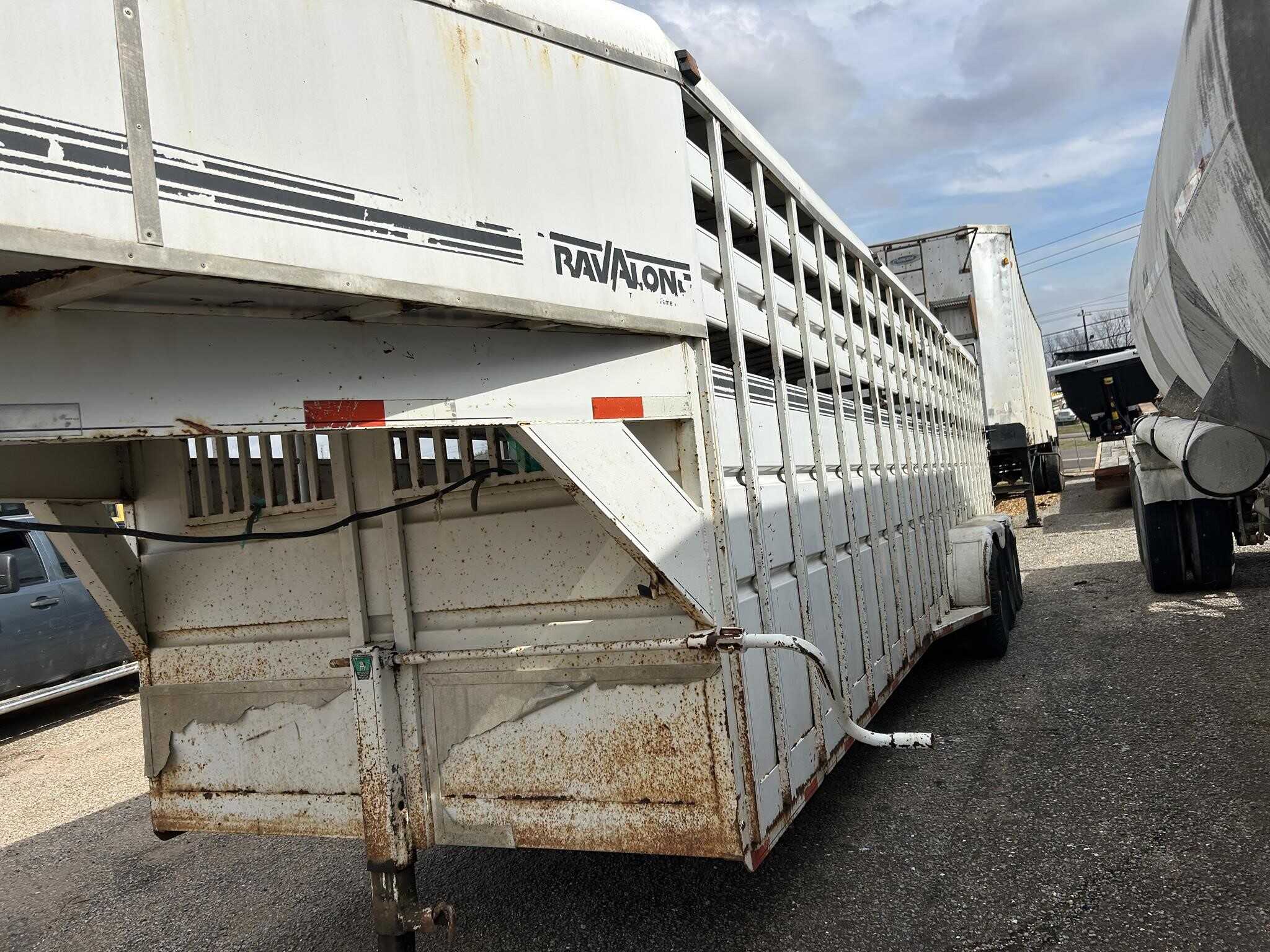 2005 Travalong 36 ft livestock