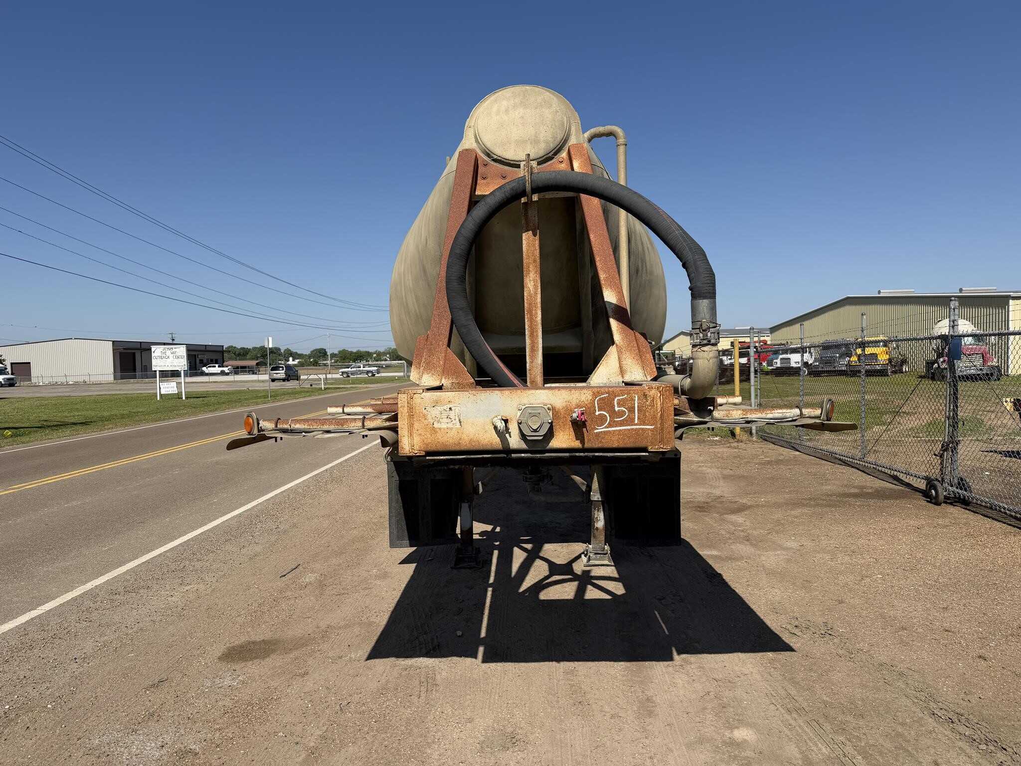 1988 J&L 1000 cubic ft tank