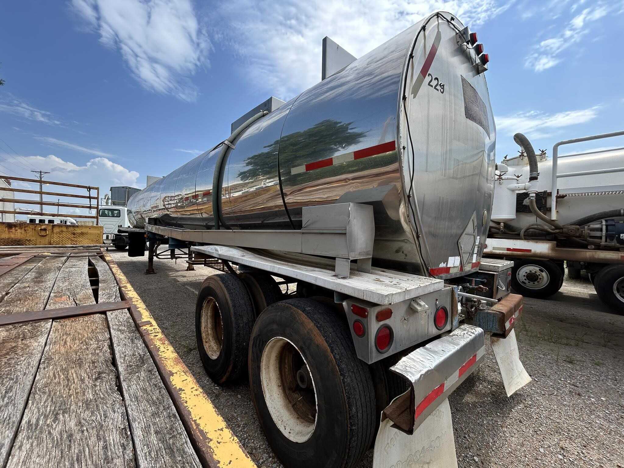 1986 Brenner 6700 gallon tank