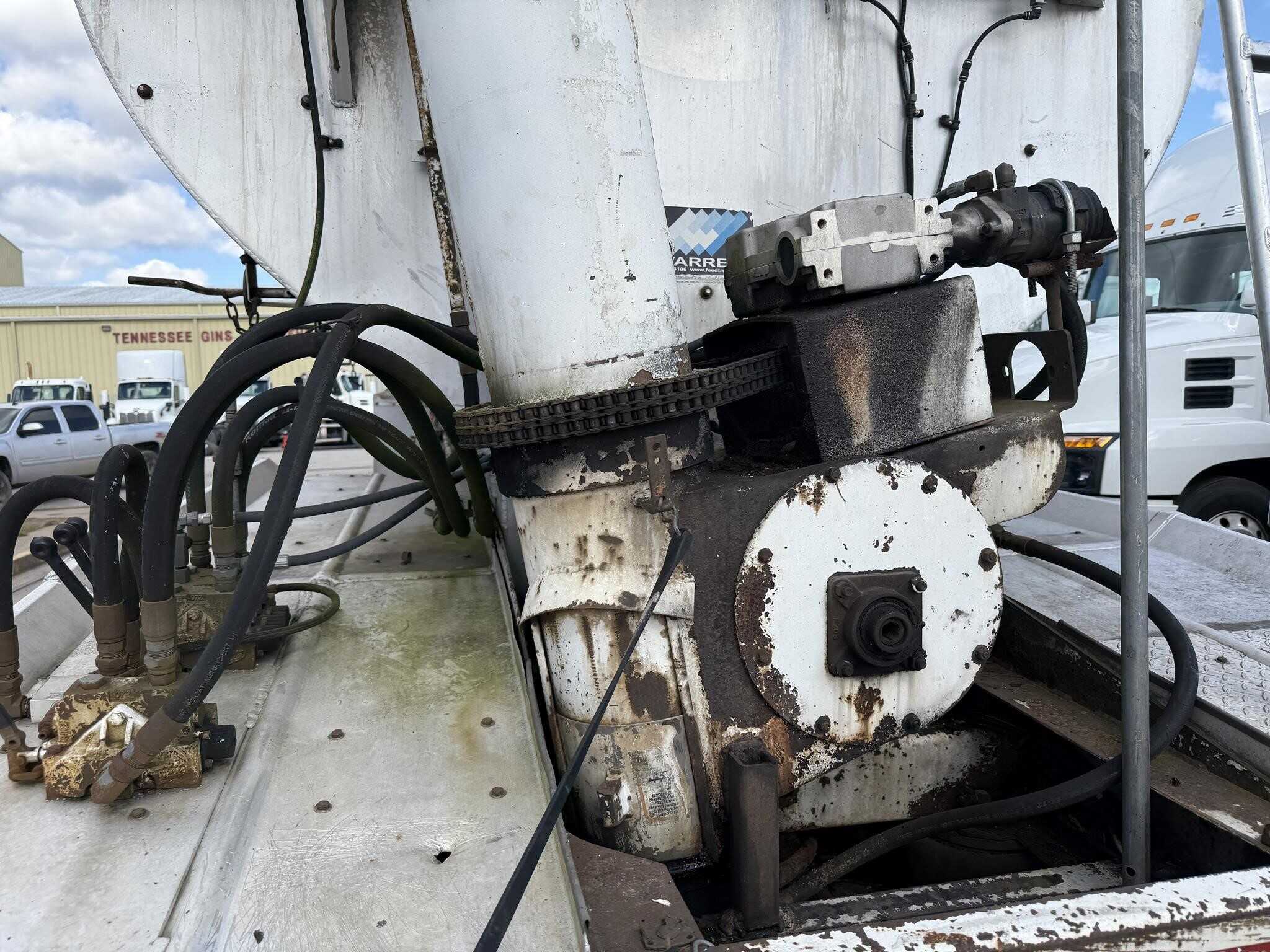 2005 Warren 8 bay feed trailer