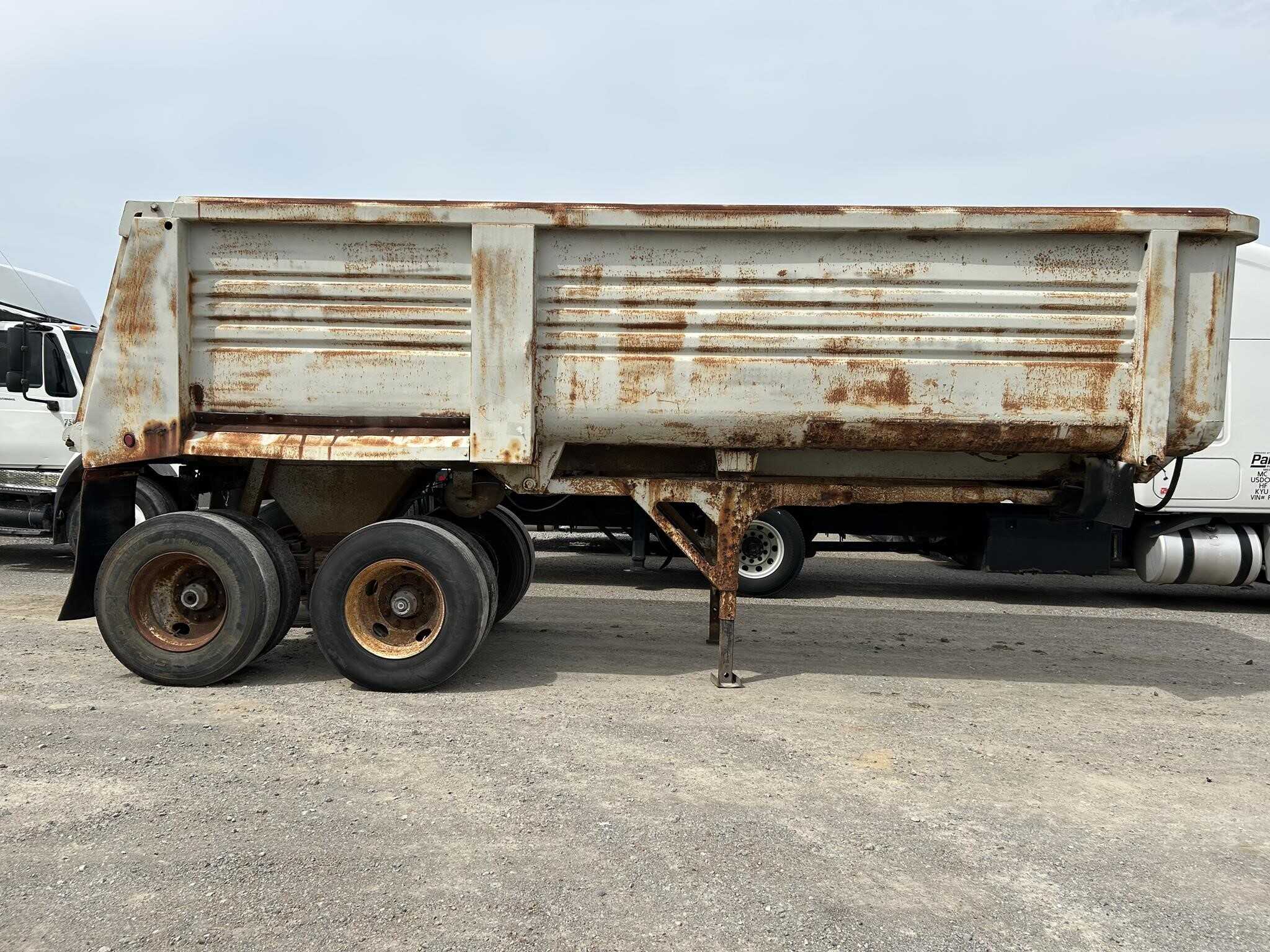 1997 Clement 22 ft end dump