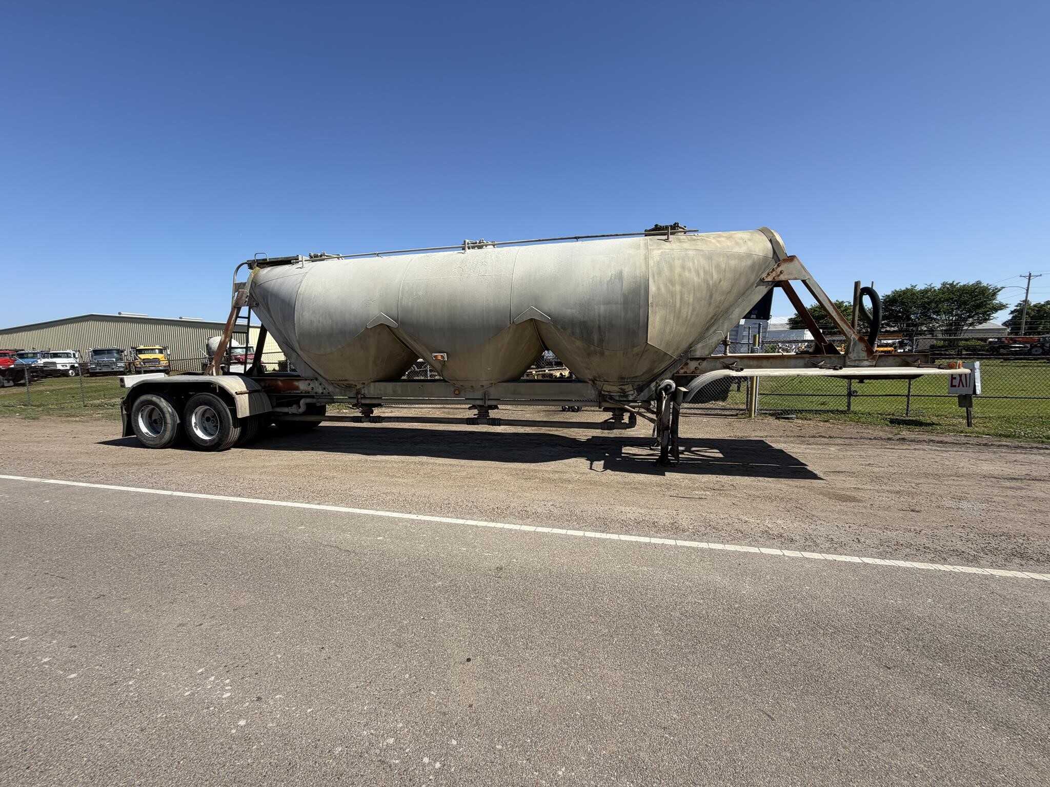 1988 J&L 1000 cubic ft tank