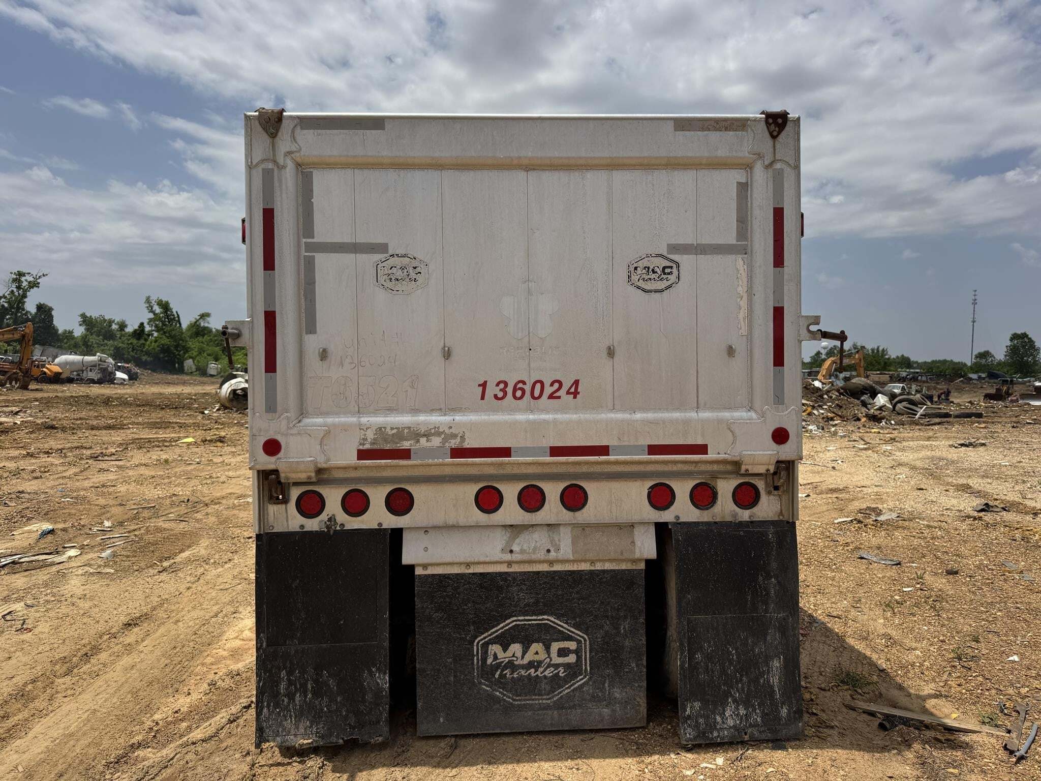2013 Mac 40 ft end dump