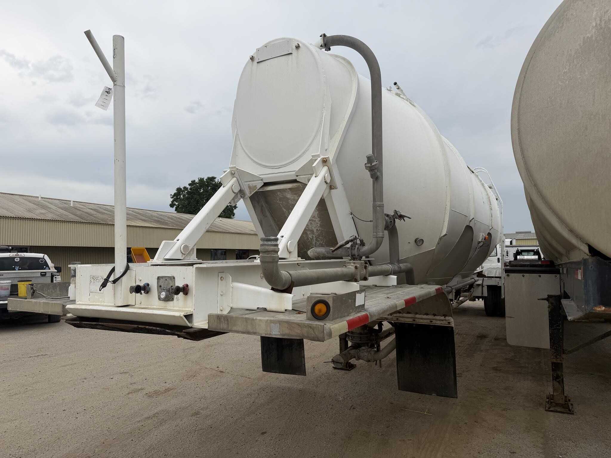 1991 Heil 1200 cubic foot tank