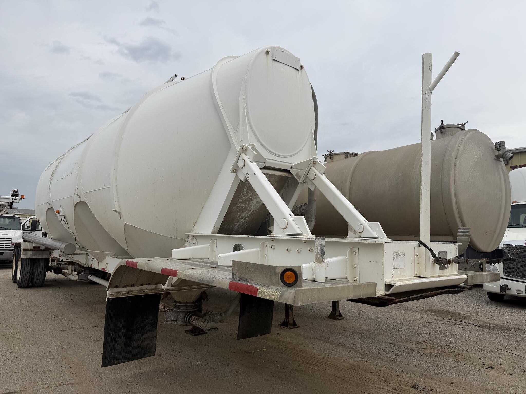 1991 Heil 1200 cubic foot tank