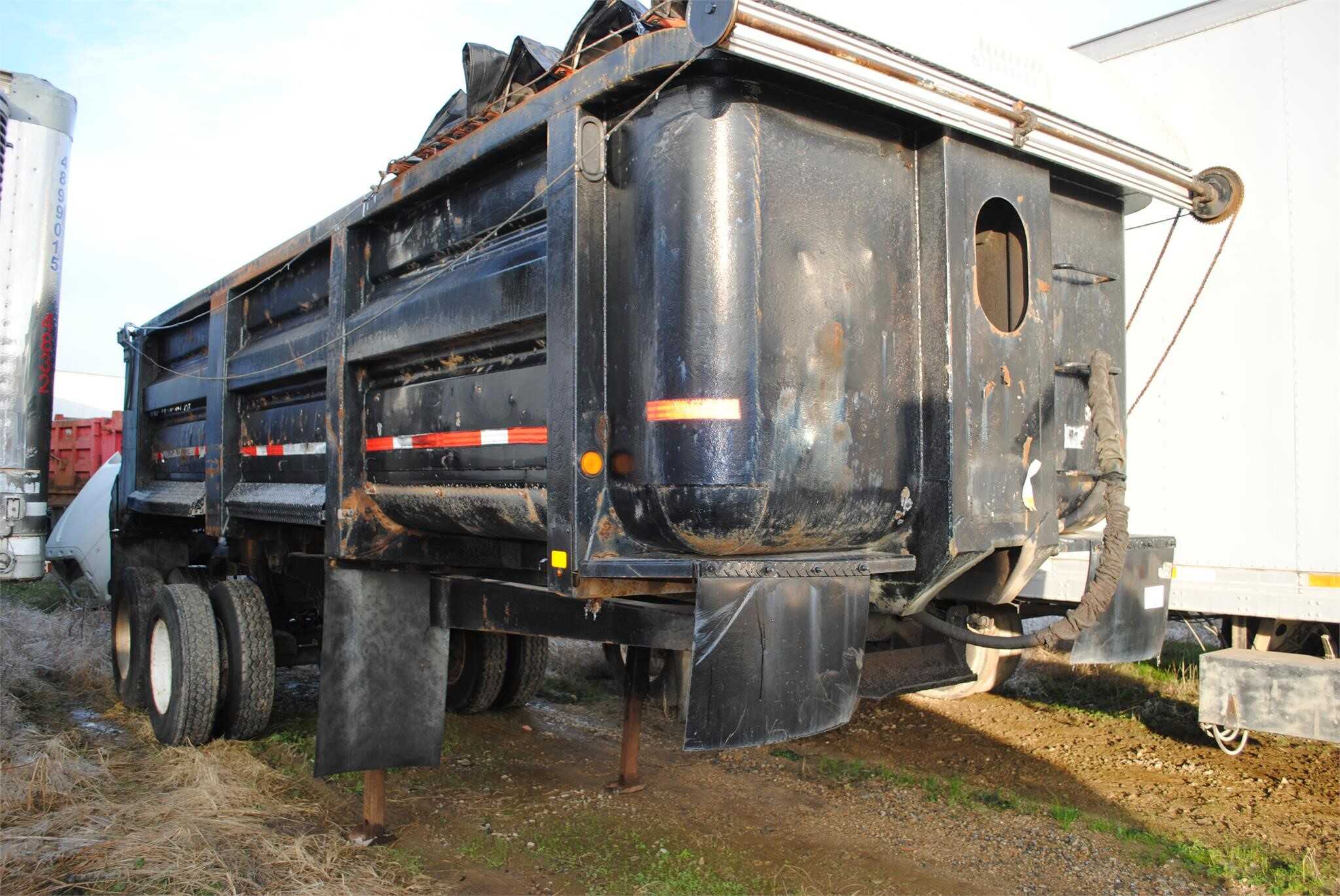 2000 Clement 23 ft 1/4 end dump