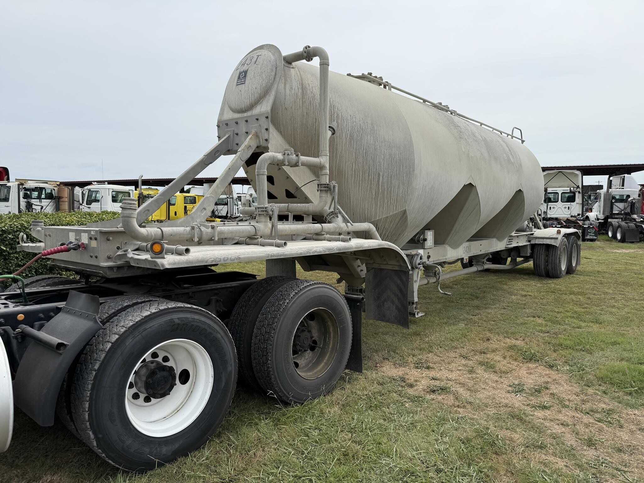 2006 Trail King 1000 cube pnuematic tank