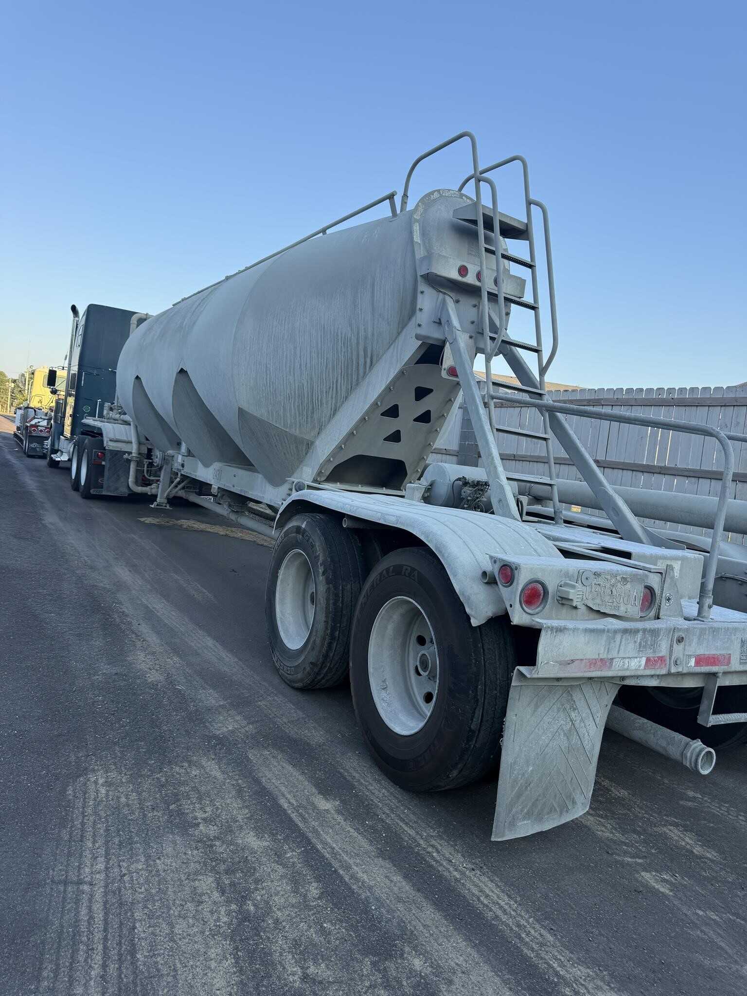 2006 Trail King 1000 cube pnuematic tank