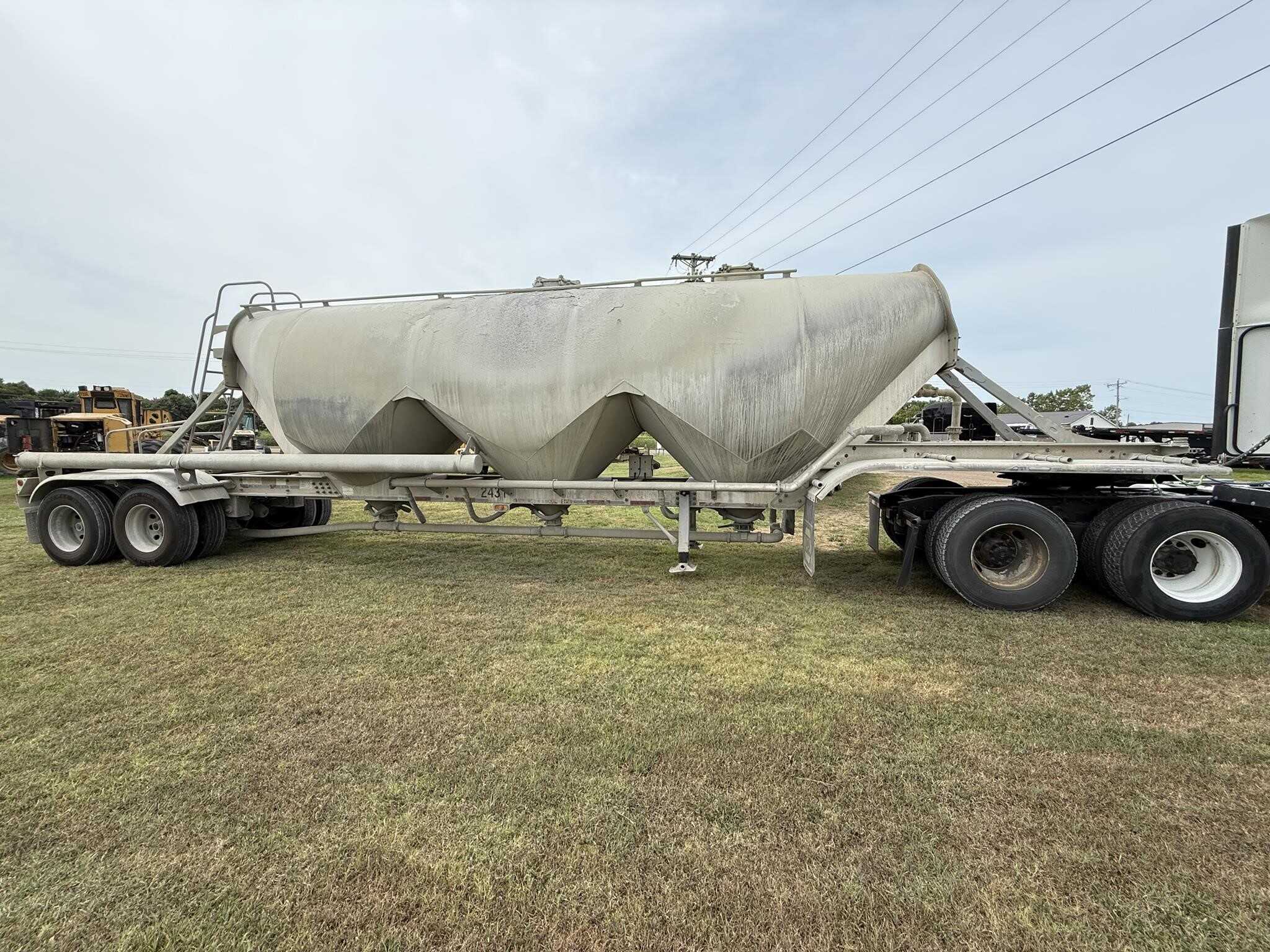 2006 Trail King 1000 cube pnuematic tank