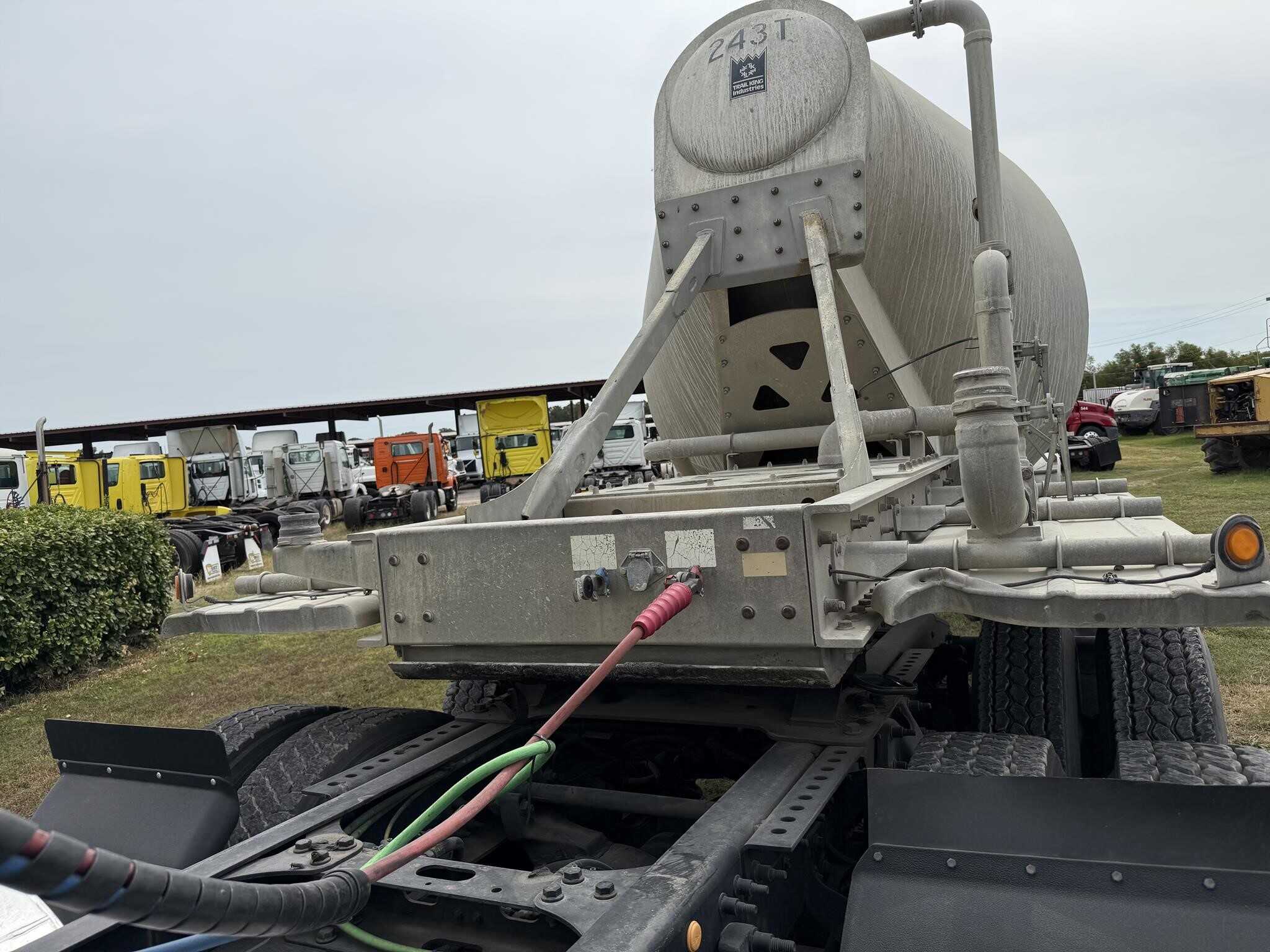 2006 Trail King 1000 cube pnuematic tank