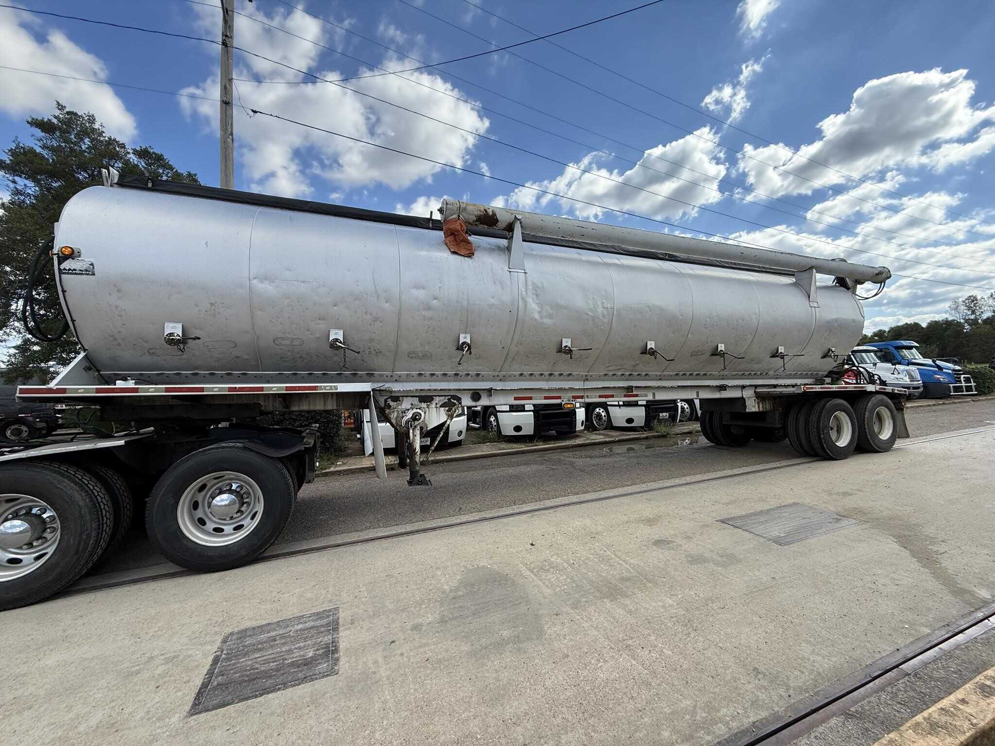 2005 Warren 8 bay feed trailer