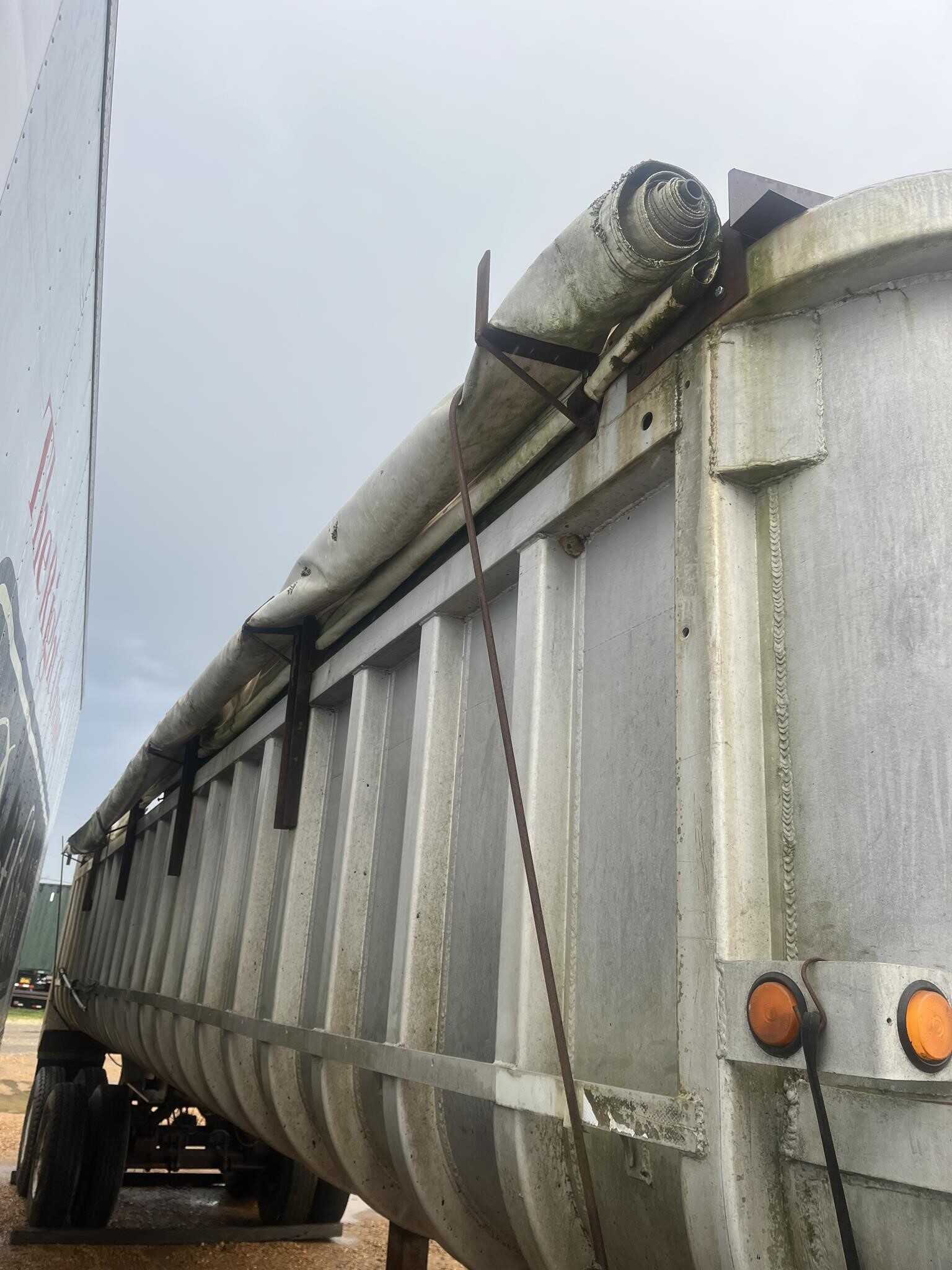 1977 Fruehauf 30 ft end dump