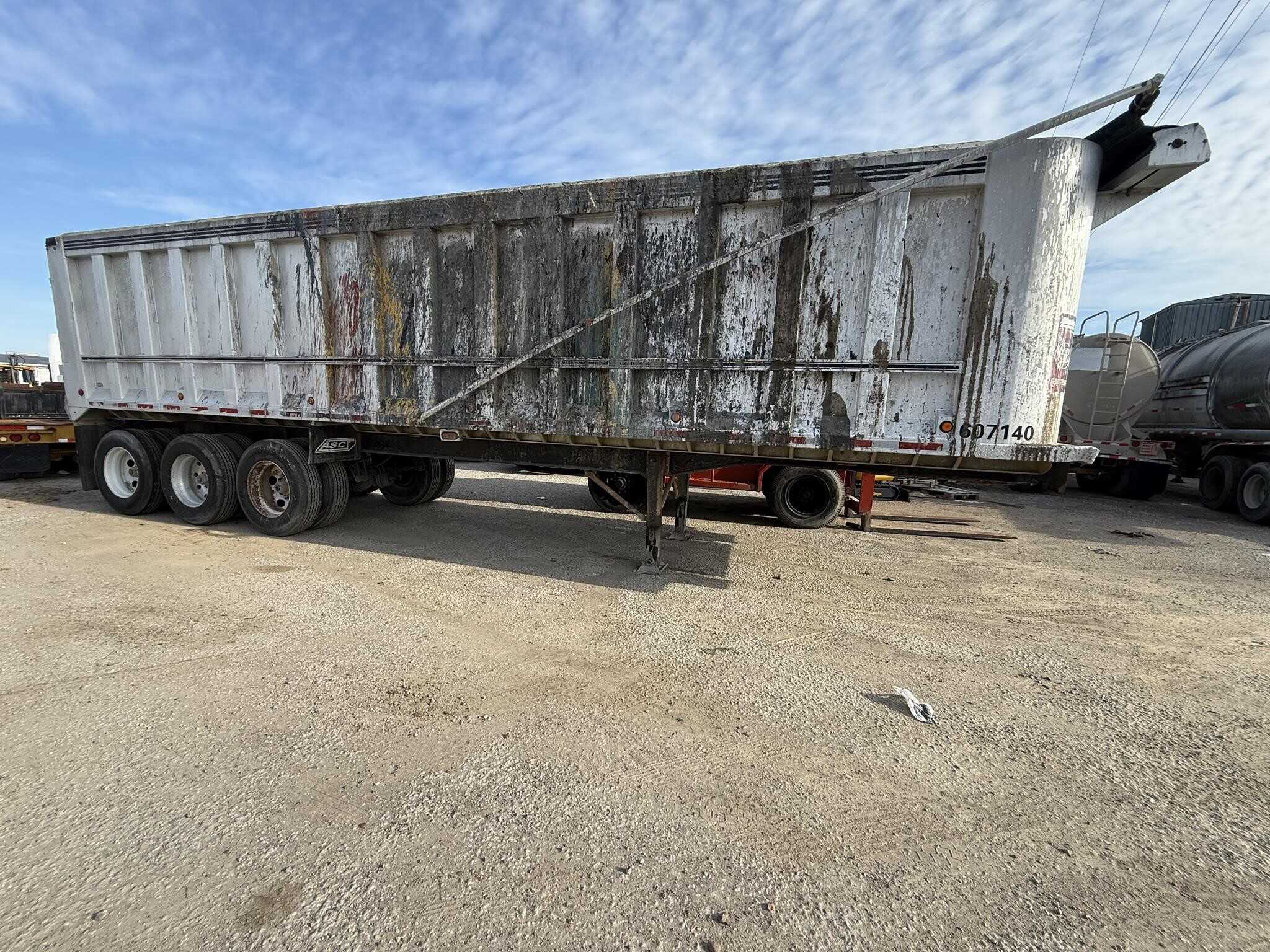 2007 Rhodes 35 ft tri axle end dump