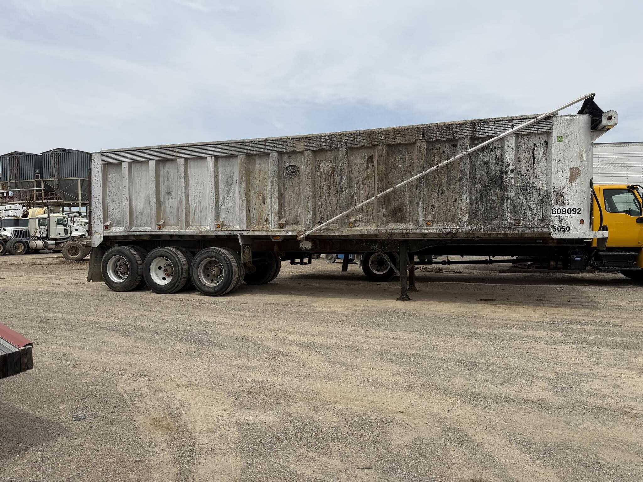 2009 Mac 35 ft end dump