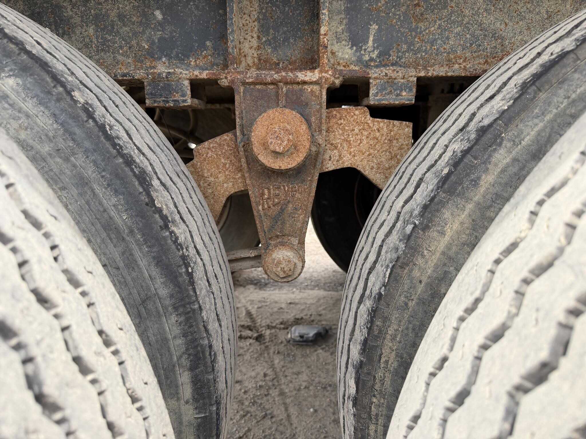 2009 Mac 35 ft end dump