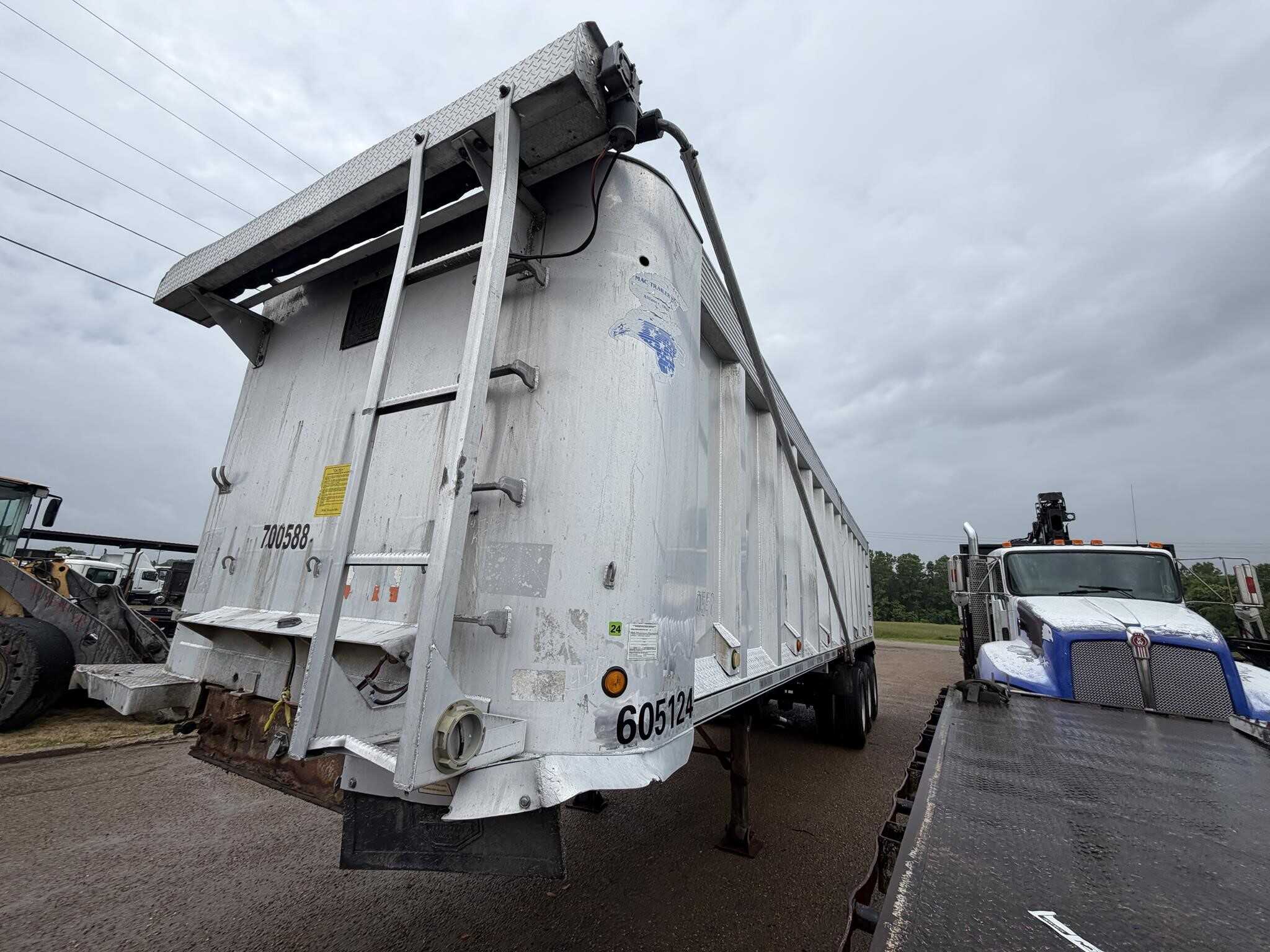 2005 Mac 35 ft end dump