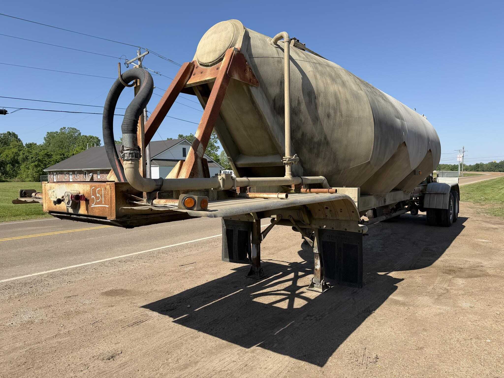 1988 J&L 1000 cubic ft tank