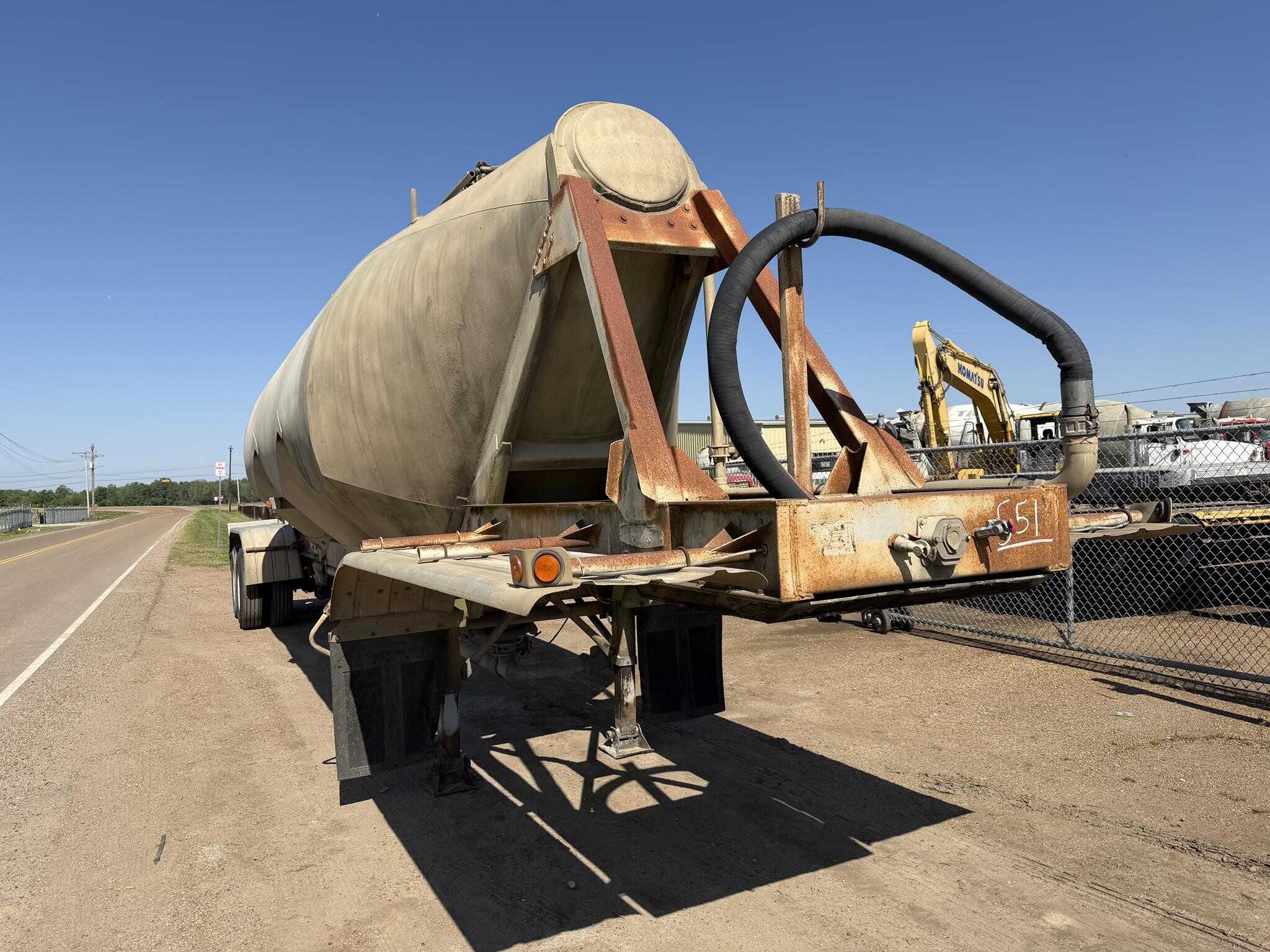 1988 J&L 1000 cubic ft tank
