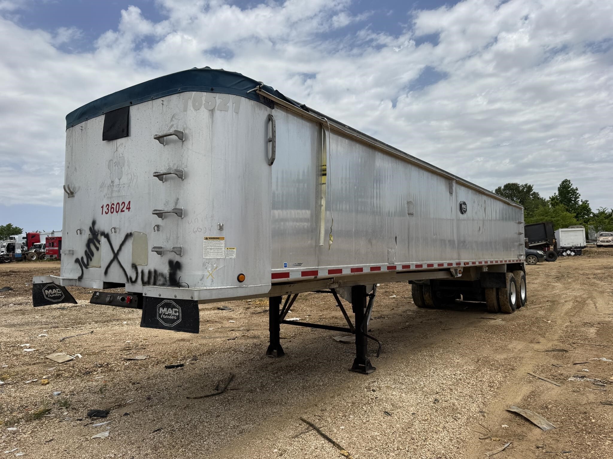2013 Mac 40 ft end dump