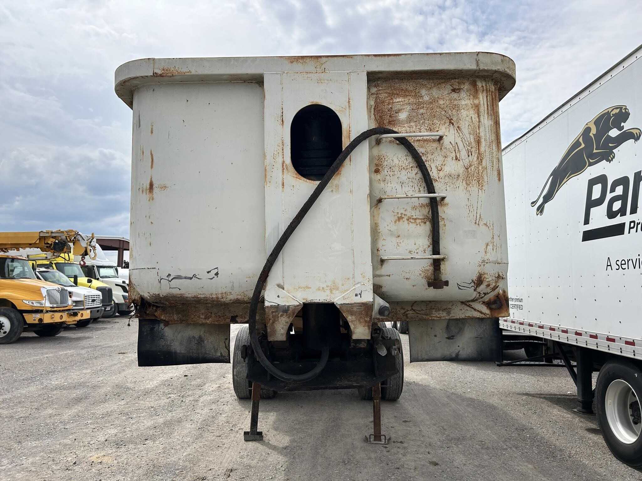 1997 Clement 22 ft end dump