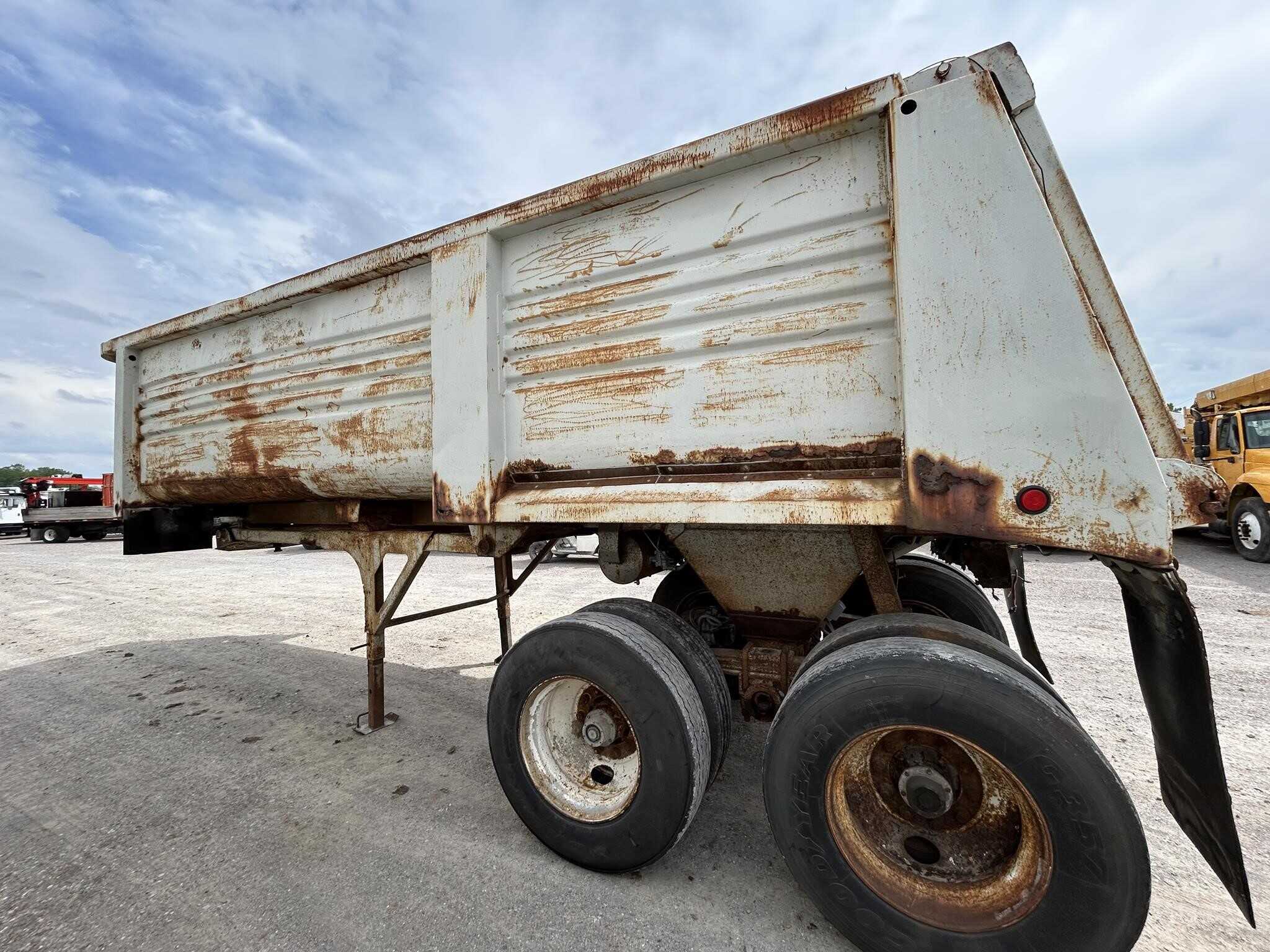 1997 Clement 22 ft end dump
