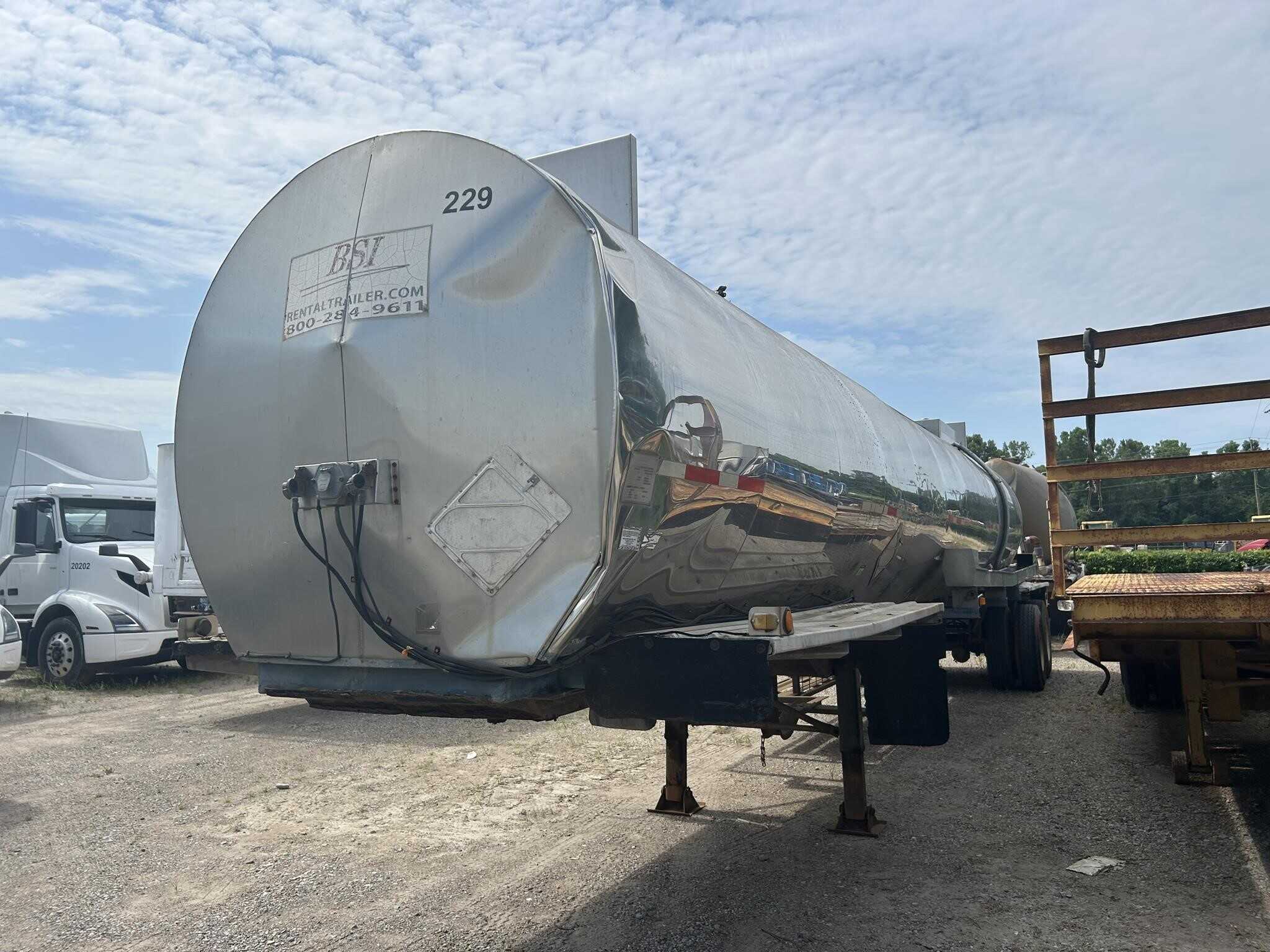 1986 Brenner 6700 gallon tank
