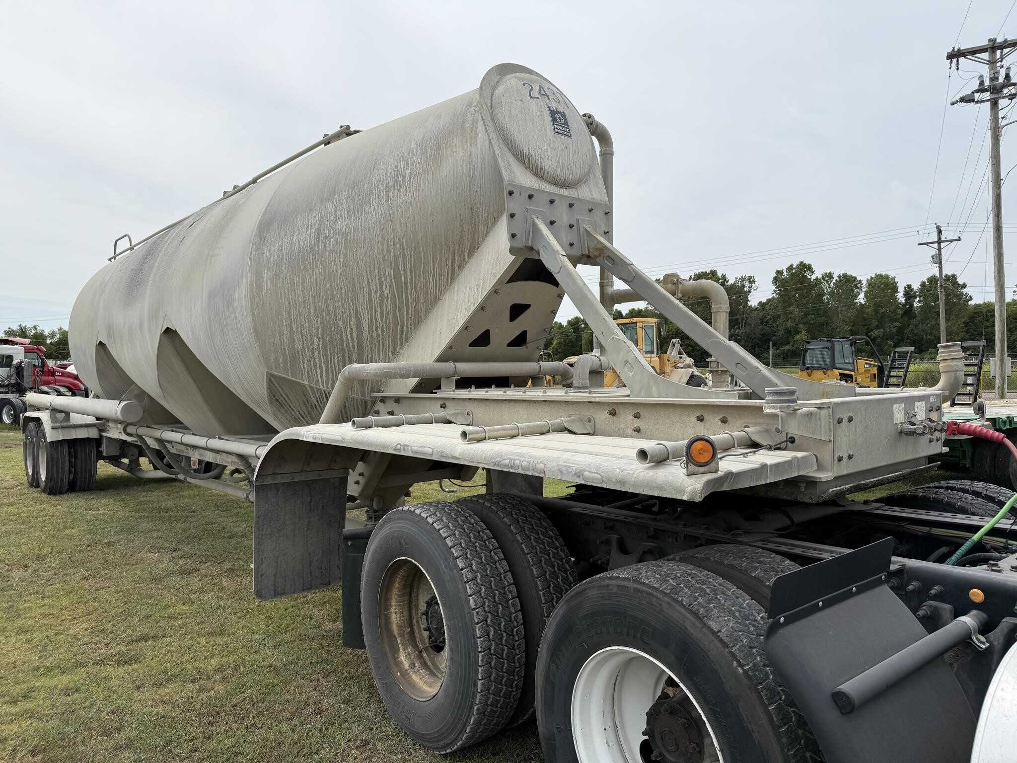 2006 Trail King 1000 cube pnuematic tank
