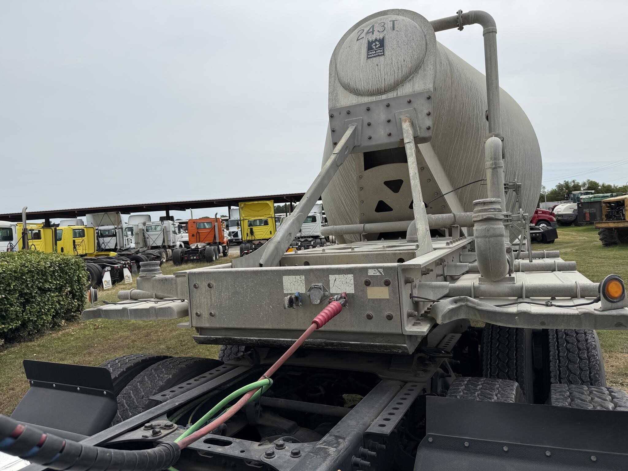 2006 Trail King 1000 cube pnuematic tank