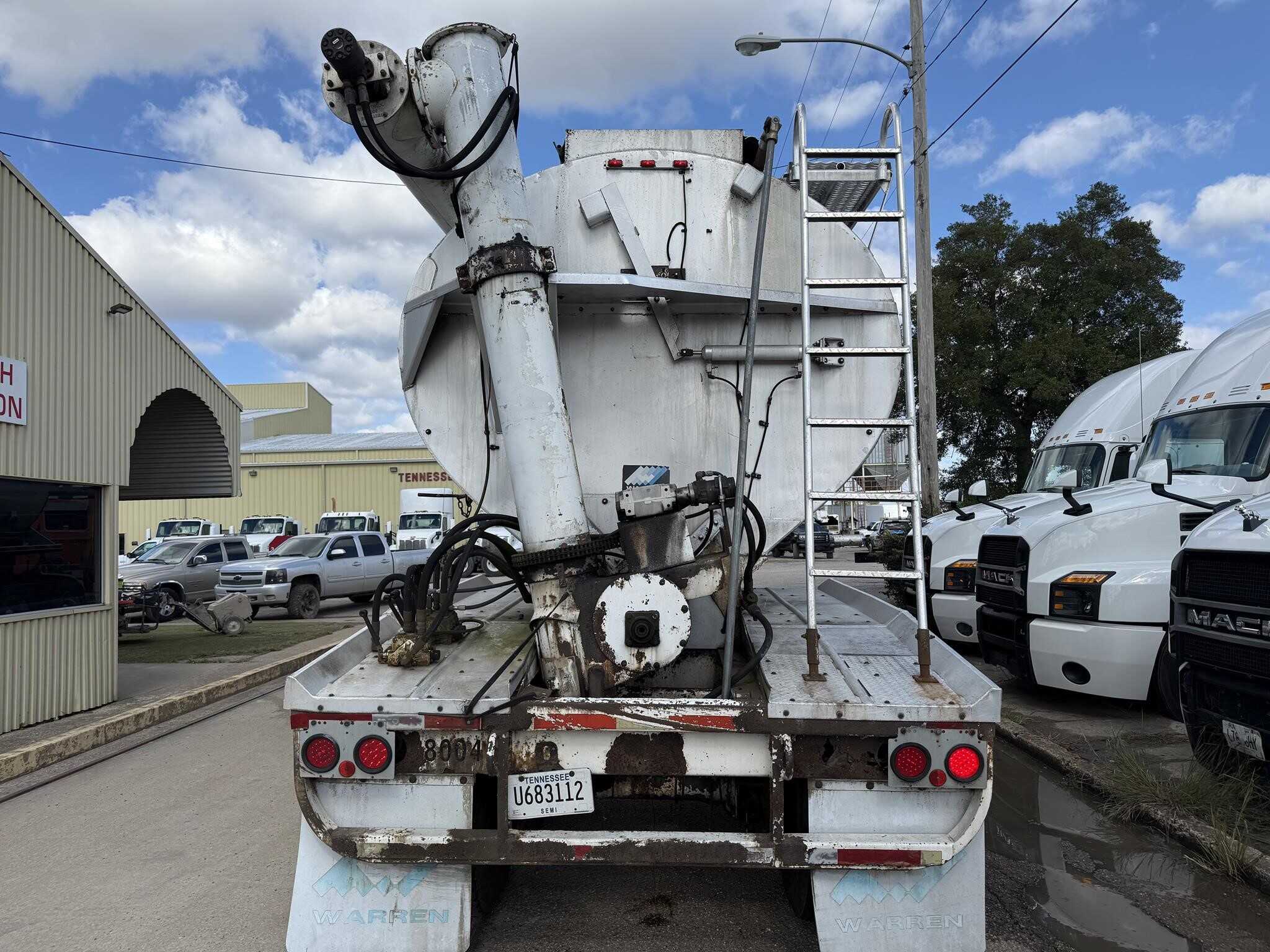 2005 Warren 8 bay feed trailer