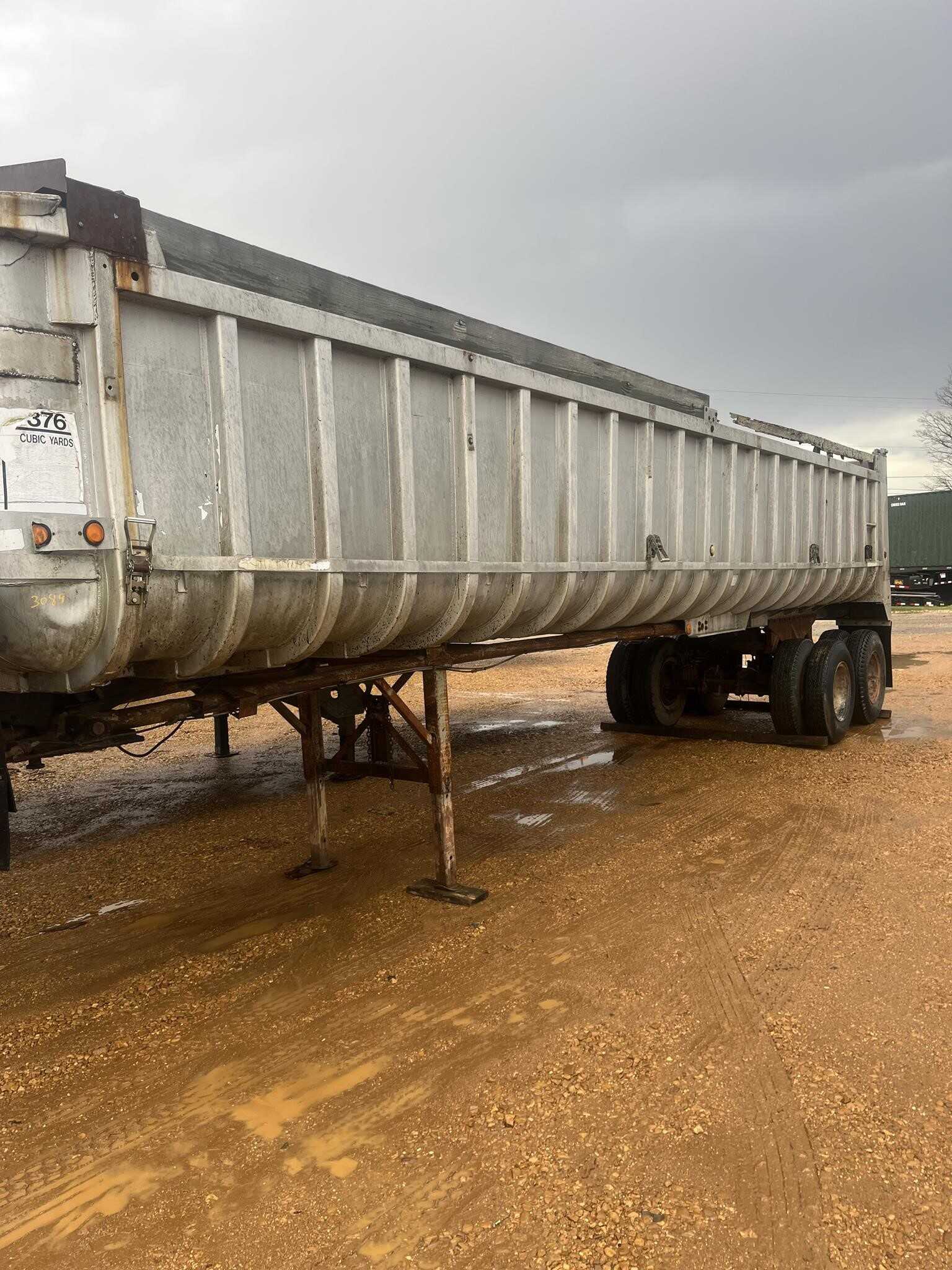 1977 Fruehauf 30 ft end dump