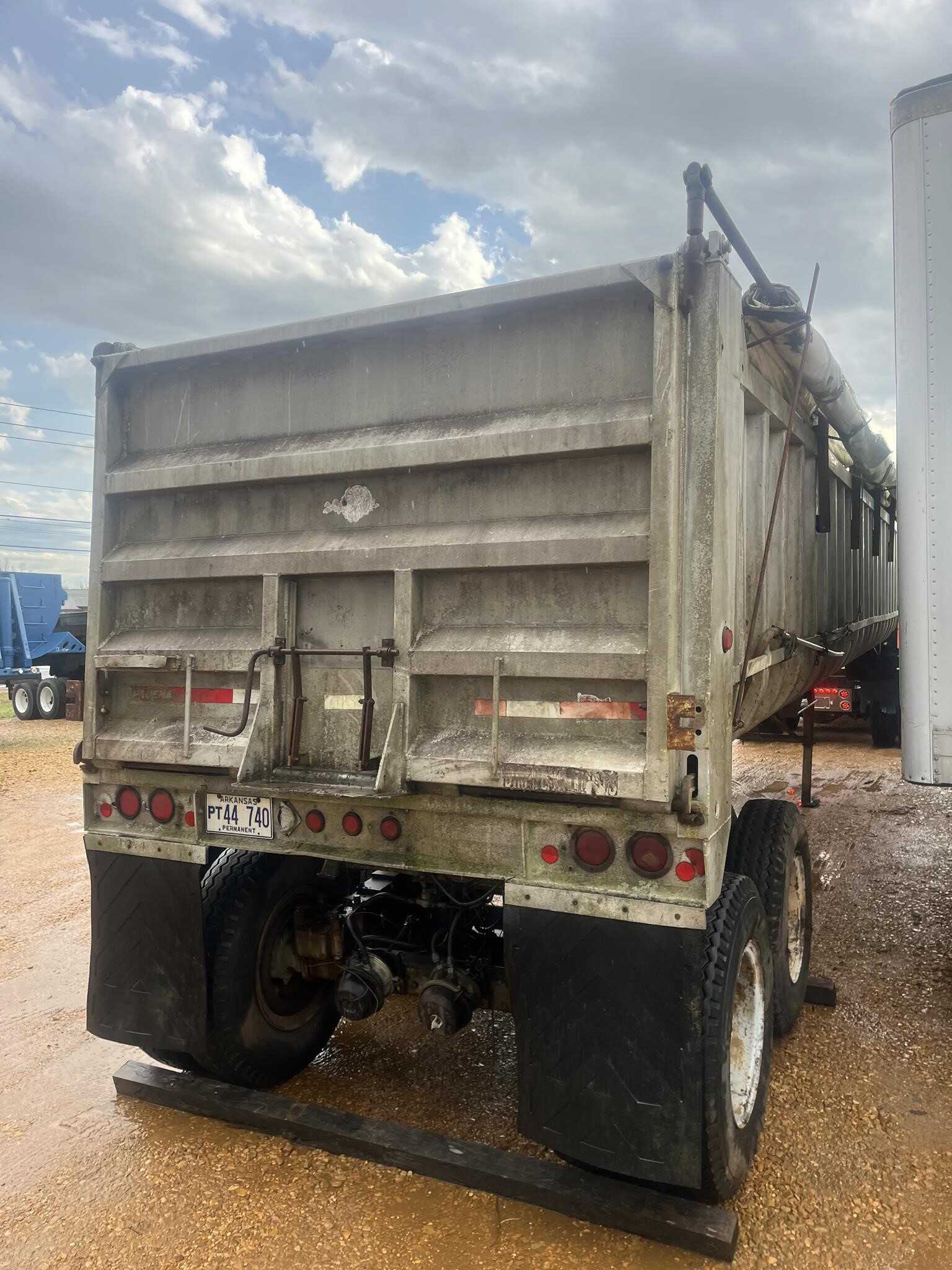 1977 Fruehauf 30 ft end dump
