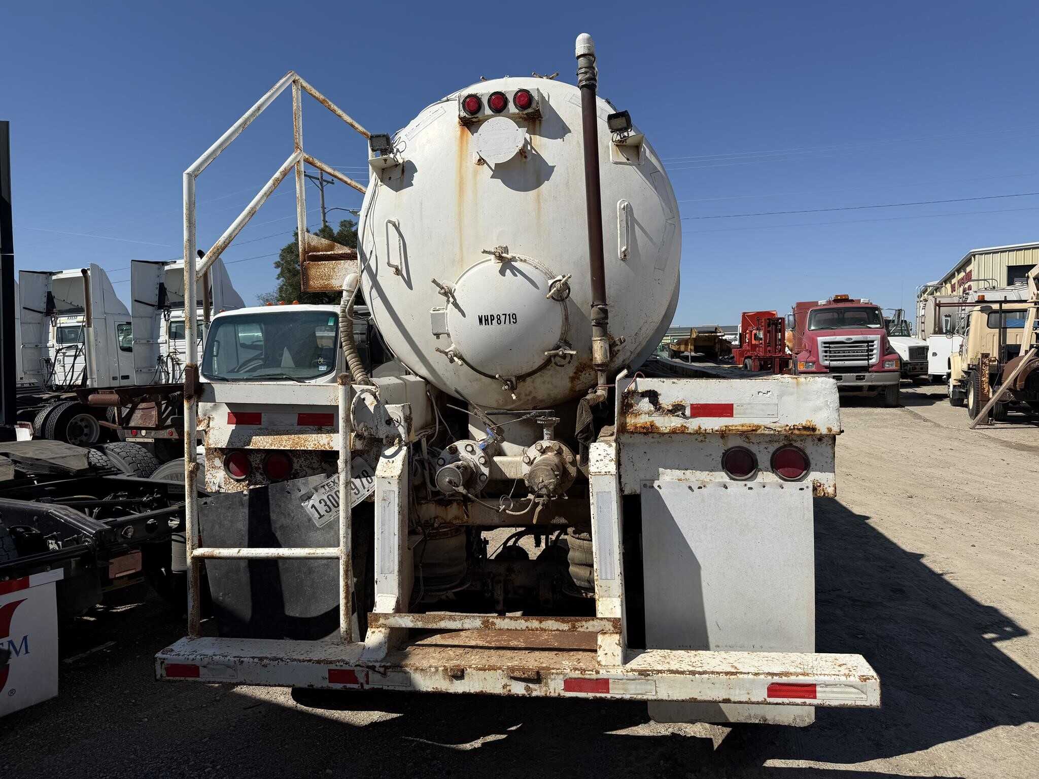 2011 Tytal 5460 gallon vac tank